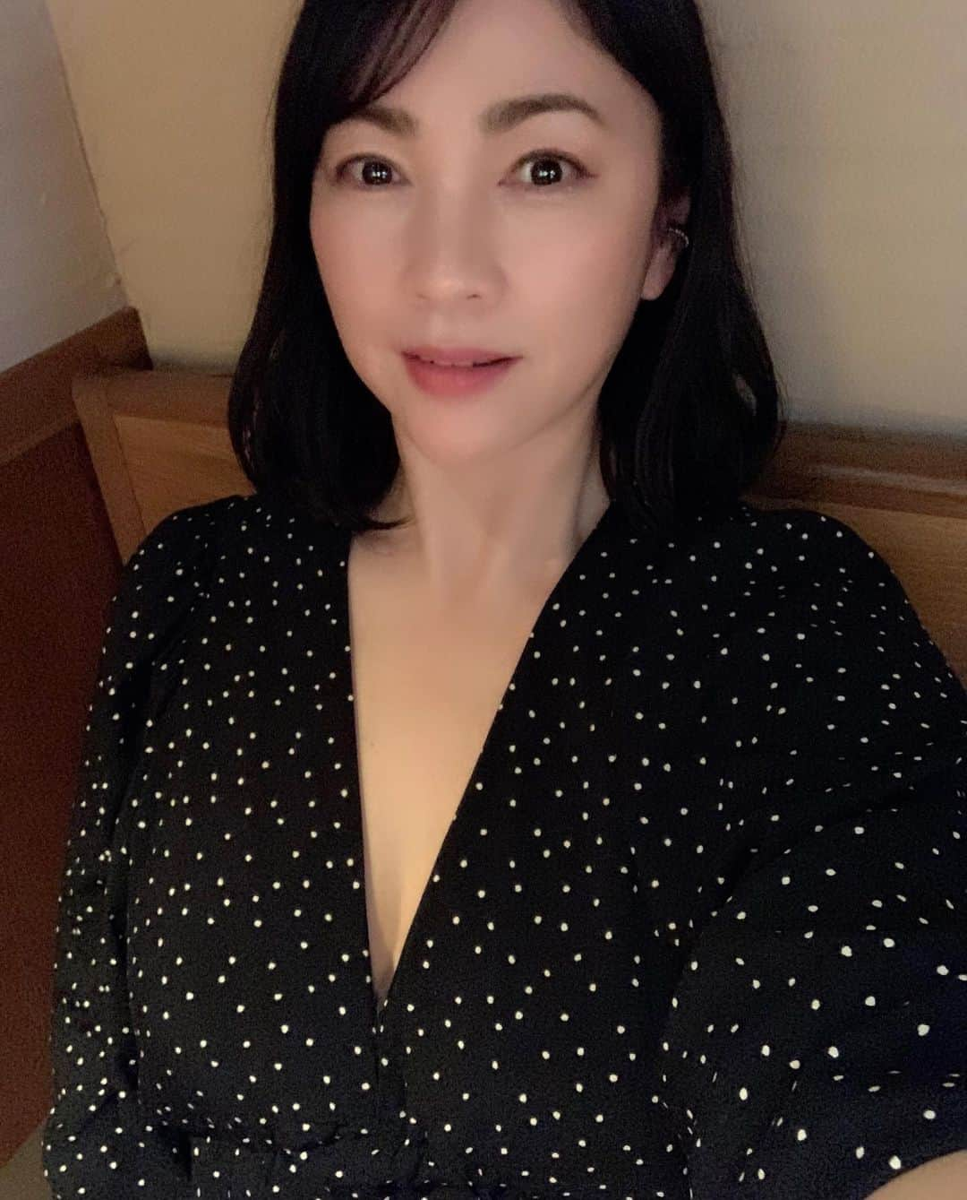 田中悦子さんのインスタグラム写真 - (田中悦子Instagram)「休みあけ5連勤終了！ よくがんばった☺️  今日はひたすら寝て 半身浴してリラックスするつもり😘  そして来週はいよいよ認定資格研修😅 講義→レポート→講義→レポートと 1日がかりが4日間ある😩  しっかり勉強したいと思います😏  後々自分のためになるのだから。 学びはいくつになっても遅くないし👍  #5連勤お疲れ様 #ワーキングマザー #シングルマザー #アラフィフ女子 #アラフィフファッション #アラフィフコーデ #50代」1月8日 13時33分 - etsuko.reborn25