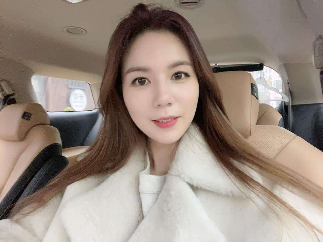 パク・シウンのインスタグラム：「차만타면 막히는거죠🙈 그래서 한장남겨봐요~😋ㅎㅎ 늘 1월이 제일 빨리 지나가는것같아요~ 벌써 주말이라니~ 행복한주말 보내세요~🤗💕」