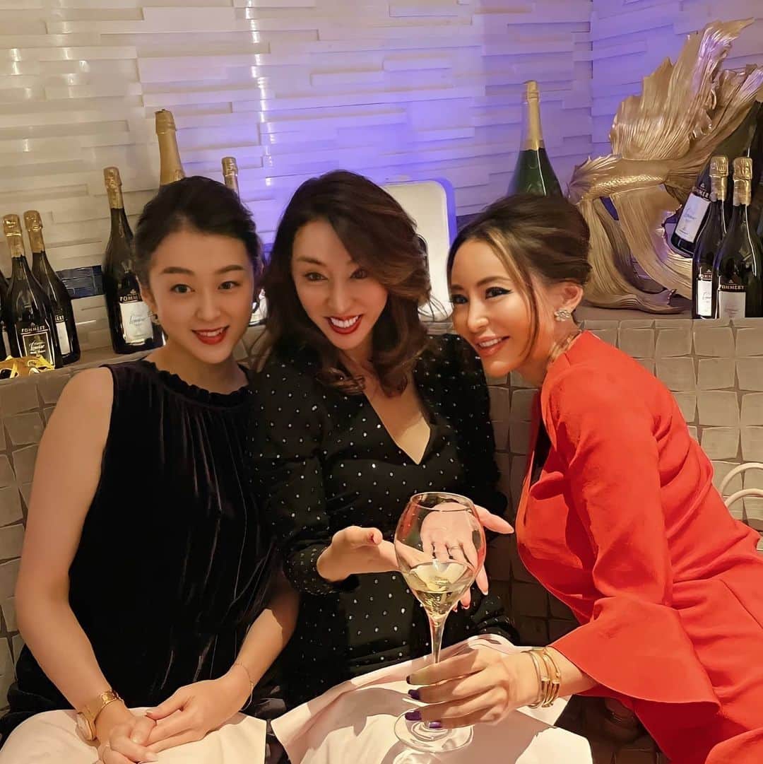 じゅんこのインスタグラム：「. . 今頃去年の写真出してくる、時差スタグラム. 大好きな里美ママに、最後ご来店いただき、同じ石川県のゆんママをご紹介いただいて、カーボンで乾杯した日. 酒豪なのと、見た目の視点ではわからないかもだけど、中身がサバサバしていていい意味で男っぽいママ達だから、すぐ仲良くなれた. 新年会、楽しみにしています~ . といいながら、ストーリーズ、色々ご心配いただきましたが、飲み過ぎとの診断w 逆流性食道炎って、私の場合吐き気だけだと思ってたのだけど、鼻とか喉にもくるらしいです(ほんと？) 異常に喉がイガイガするから、これ、乾燥かな？と思ってたんだけど、胃酸の逆流だと… 今日から仕事まで禁酒です… 年末年始の疲れが出る頃、お気を付けくださいね！」