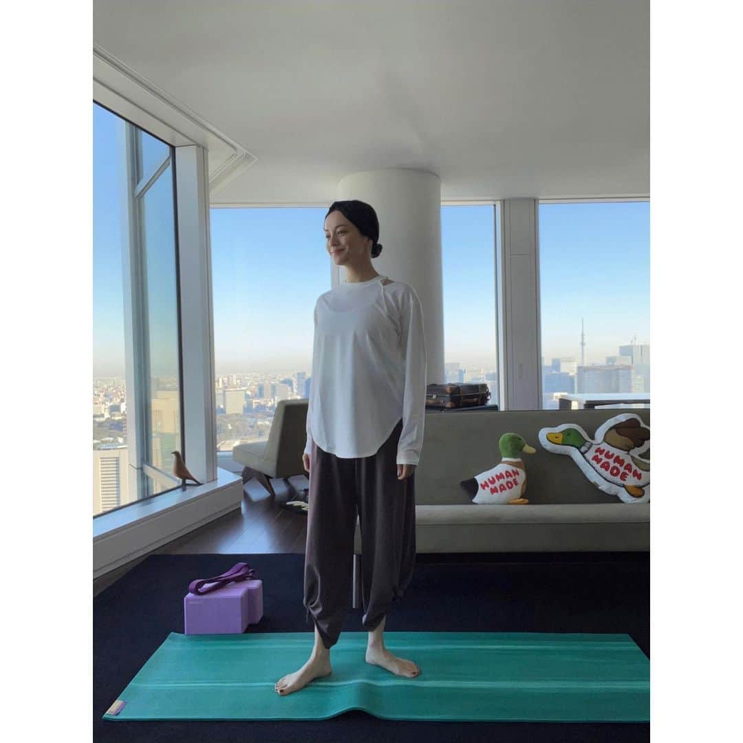 牧瀬里穂さんのインスタグラム写真 - (牧瀬里穂Instagram)「2022年　初ヨガ 年末年始の慌ただしさや 御節料理や 美味しい頂き物を食した(とても幸せでした😆) 心と身体の調整 そして新しい一年を 気持ちよく穏やかにスタートできるように 瞑想も普段より多くして」1月8日 14時47分 - rihomakise