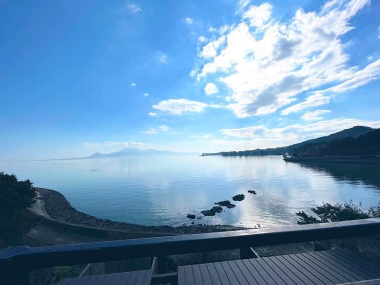 三浦瑠麗さんのインスタグラム写真 - (三浦瑠麗Instagram)「美しい内海。 お日さまがぽかぽかと照らす海面には、水鳥たちが。牡蠣の養殖の杭が並ぶ。」1月8日 14時55分 - lullymiura