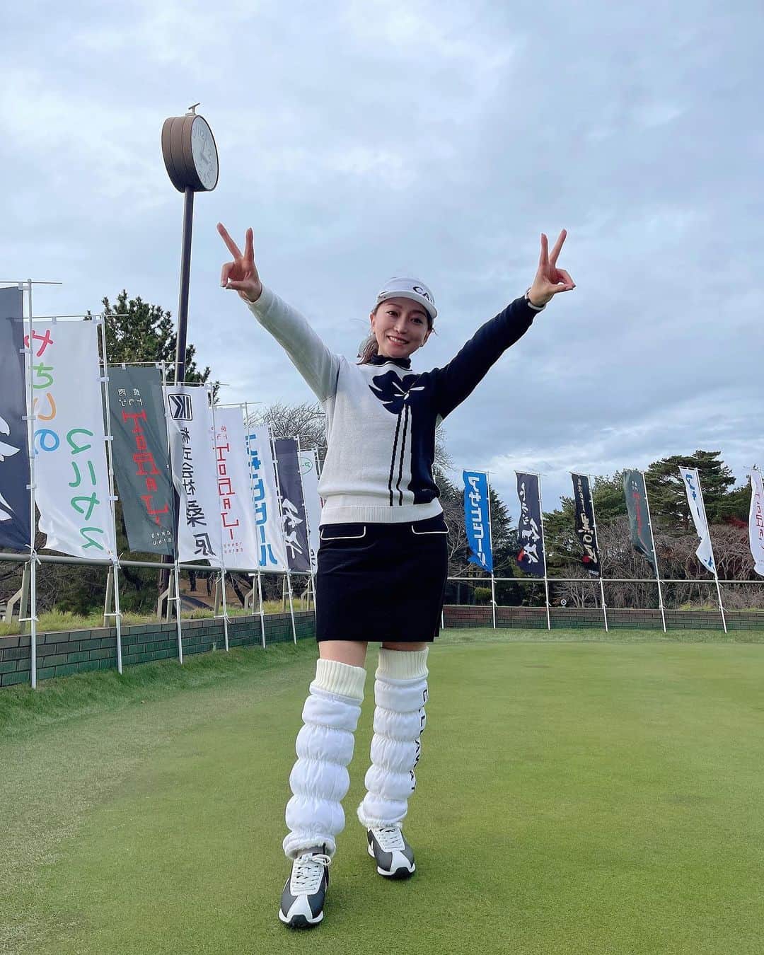 加藤綾菜さんのインスタグラム写真 - (加藤綾菜Instagram)「１月９日　テレビ東京　16時〜16時55分 「トラジマスターズ2022」 に出演します💕  ゴルフした事ほぼ無いのに呼んでいただき女子プロの皆さまが優しく教えて下さり本当にゴルフ⛳️が大好きになりました💕 上手になりたいから引き続き練習していきます！  🌼トラジは、チャリティを目的としたゴルフ大会で今年度で2回目の開催となります。   参加いただくアスリートや芸能人など多くの方から募金を集め、今大会は、特別に「コロナ感染症のため第一線で働く医療関係者」へ寄付を行います❗️  #ゴルフ番組 #チャリティー」1月8日 15時22分 - katoayana0412