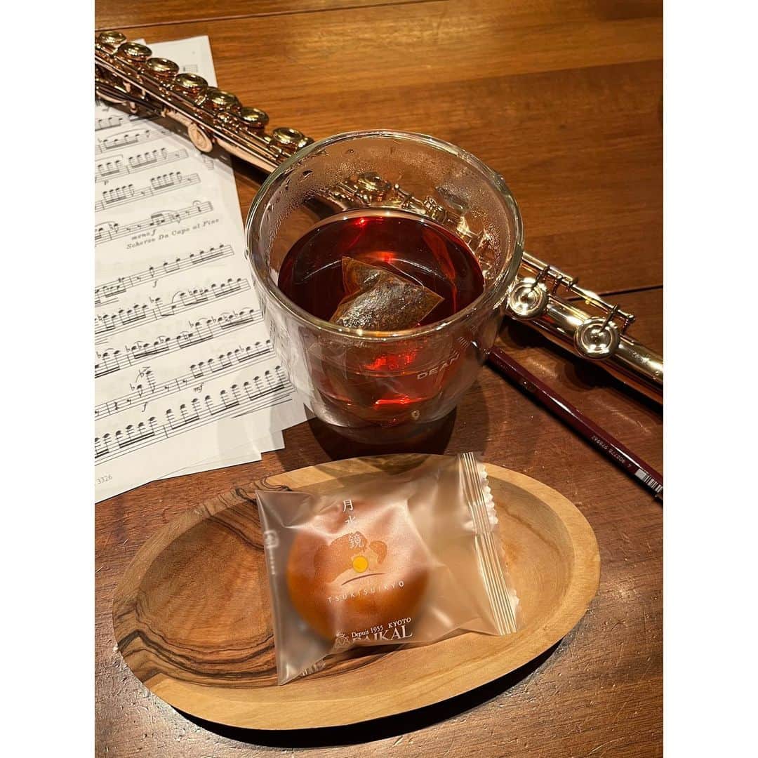 木村心美さんのインスタグラム写真 - (木村心美Instagram)「楽器屋さんに行って楽器を調整して頂きました✌🏼✨楽しいーーーー。 ・ 譜読みしながらお茶を飲んでます。」1月8日 21時09分 - cocomi_553_official