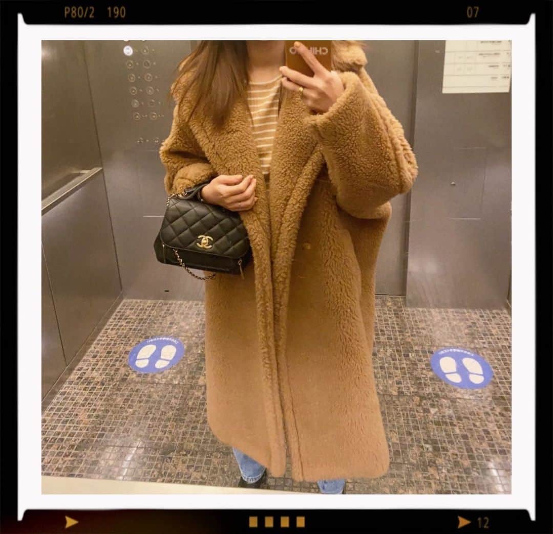 近藤千尋のインスタグラム：「ボーダーとテディベアコートと シャネルとデニムは 一生愛してる自信がある🥺💕笑  昨日なんて寒すぎて 家の中でもこのコート着てたよ。笑  三連休、子供たちの体力を どう発散させるか。。。👧🧒 困ったもんだ☺️✌️  不安な時期だから、 みんなでお話ししよう🥺✨ コメント待ってるよ💕」