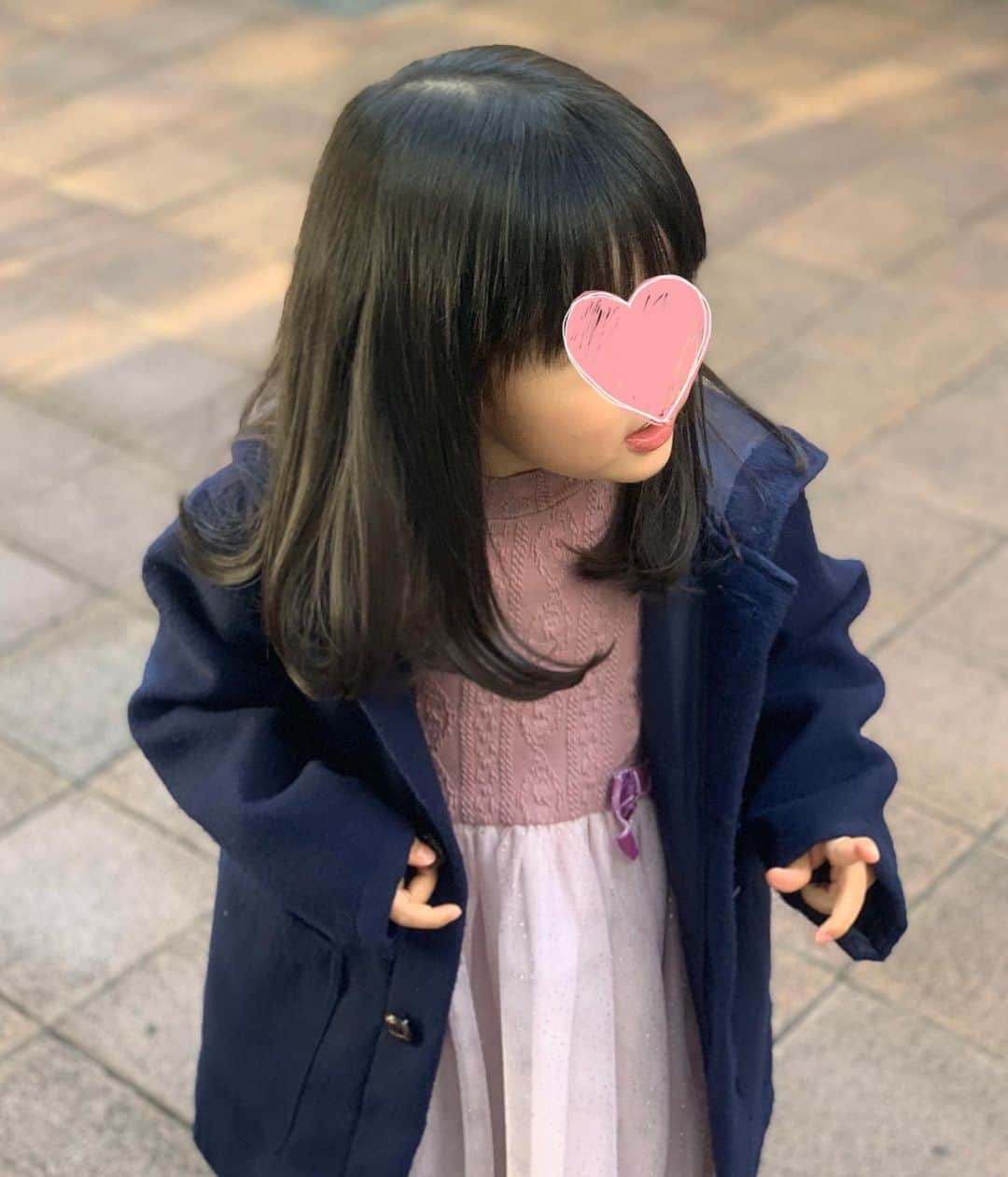 赤松麻里菜さんのインスタグラム写真 - (赤松麻里菜Instagram)「七五三が終わったのでバッサリ✂︎✨ 産まれてから一度も切らずにずっと伸ばしていたので、スーパーロングになっていました🧏🏻‍♀️💦 長女は髪の量がかなり多くて🙈 結ばずにはいられない！という感じでしたが、すっかり綺麗にまとまるようになって母、感動🥺♡ さすが @shun_0824 さんカット…子どもでも髪型って大事なんだなあ🙏 ・ 娘は初めての美容院がとっても楽しかったみたいで、ごっこ遊びに新たに美容院ごっこが追加😂♡ 「しゅんくんでーす！たろちゃんもいるよ〜♪」としっかり名前も覚えたご様子🐒笑 個室でゆっくり切ってもらえたので私も助かりました☕️🤍 #キッズヘア #キッズカット #表参道 #表参道美容室 #南青山 #3歳女の子 #女の子ママ #姉妹ママ #2人育児 #2歳差育児 #3歳差育児 #ママライフ #育休 #育休中 #育休中の過ごし方 #赤ちゃんのいる生活 #赤ちゃんのいる暮らし」1月8日 15時51分 - marigram0726