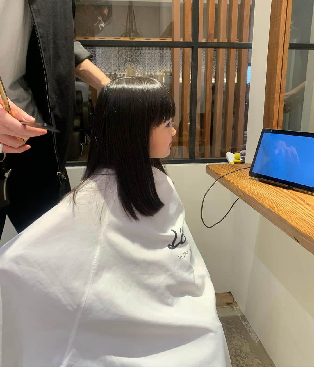 赤松麻里菜さんのインスタグラム写真 - (赤松麻里菜Instagram)「七五三が終わったのでバッサリ✂︎✨ 産まれてから一度も切らずにずっと伸ばしていたので、スーパーロングになっていました🧏🏻‍♀️💦 長女は髪の量がかなり多くて🙈 結ばずにはいられない！という感じでしたが、すっかり綺麗にまとまるようになって母、感動🥺♡ さすが @shun_0824 さんカット…子どもでも髪型って大事なんだなあ🙏 ・ 娘は初めての美容院がとっても楽しかったみたいで、ごっこ遊びに新たに美容院ごっこが追加😂♡ 「しゅんくんでーす！たろちゃんもいるよ〜♪」としっかり名前も覚えたご様子🐒笑 個室でゆっくり切ってもらえたので私も助かりました☕️🤍 #キッズヘア #キッズカット #表参道 #表参道美容室 #南青山 #3歳女の子 #女の子ママ #姉妹ママ #2人育児 #2歳差育児 #3歳差育児 #ママライフ #育休 #育休中 #育休中の過ごし方 #赤ちゃんのいる生活 #赤ちゃんのいる暮らし」1月8日 15時51分 - marigram0726