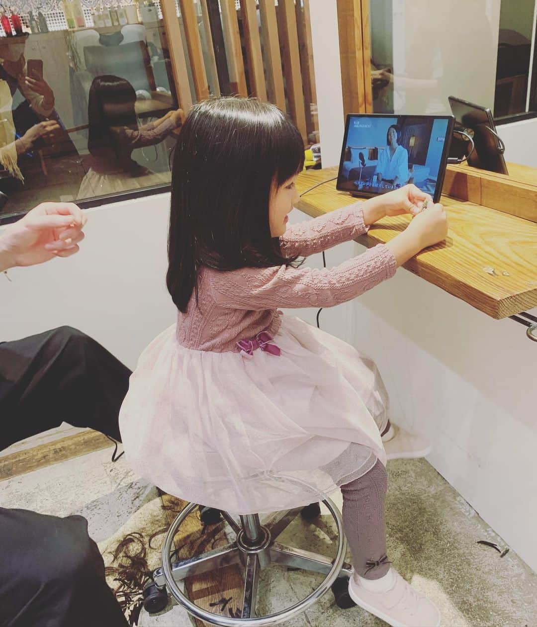 赤松麻里菜のインスタグラム：「七五三が終わったのでバッサリ✂︎✨ 産まれてから一度も切らずにずっと伸ばしていたので、スーパーロングになっていました🧏🏻‍♀️💦 長女は髪の量がかなり多くて🙈 結ばずにはいられない！という感じでしたが、すっかり綺麗にまとまるようになって母、感動🥺♡ さすが @shun_0824 さんカット…子どもでも髪型って大事なんだなあ🙏 ・ 娘は初めての美容院がとっても楽しかったみたいで、ごっこ遊びに新たに美容院ごっこが追加😂♡ 「しゅんくんでーす！たろちゃんもいるよ〜♪」としっかり名前も覚えたご様子🐒笑 個室でゆっくり切ってもらえたので私も助かりました☕️🤍 #キッズヘア #キッズカット #表参道 #表参道美容室 #南青山 #3歳女の子 #女の子ママ #姉妹ママ #2人育児 #2歳差育児 #3歳差育児 #ママライフ #育休 #育休中 #育休中の過ごし方 #赤ちゃんのいる生活 #赤ちゃんのいる暮らし」