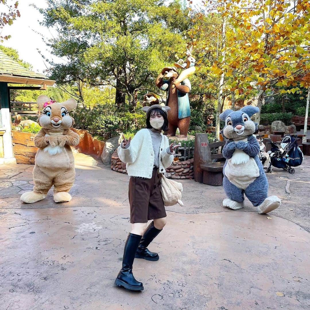 前田亜美のインスタグラム：「. . . 東京は雪が降りましたね〜足元が悪いところもあるので気をつけて歩いてます.ˬ.  みんなも気をつけてね！ . 写真がなくて……前に撮った写真のせます💁🏻‍♀️  ミスバニー&とんすけ 独占.ᐟ.ᐟ.ᐟ.ᐟ.ᐟ.ᐟ🐰𓂃⑅⃛  たまたま一緒に見てくれて撮ってくれたの₍ᐢ.ˬ.ᐢ₎かわいかったあ   #ディズニー   #とんすけ  #ミスバニー  #バニーちゃん」