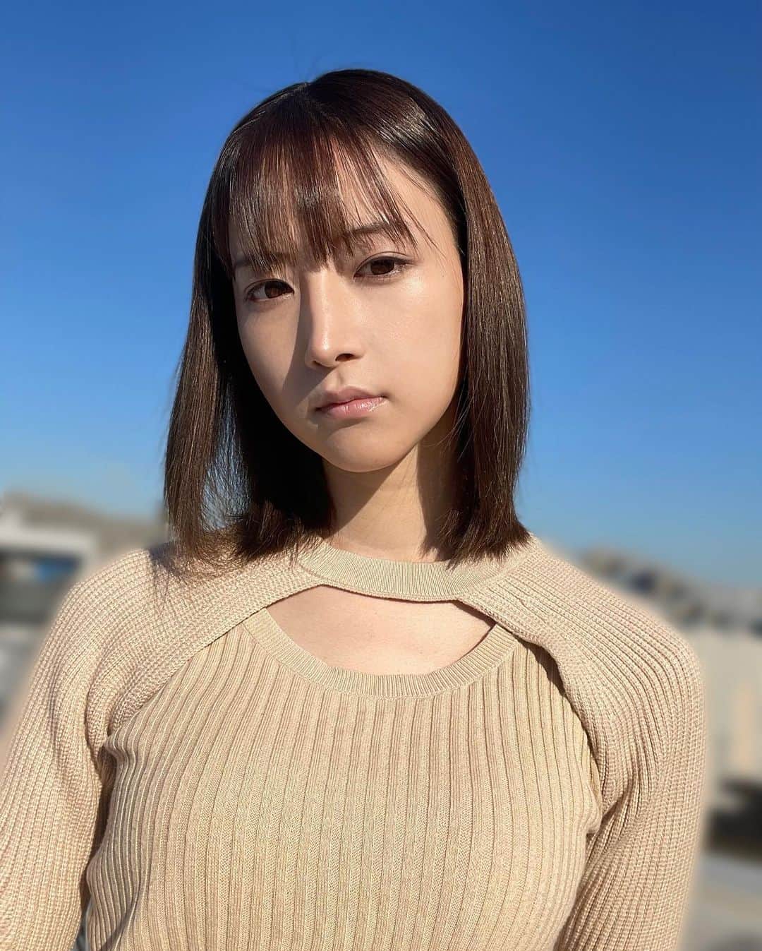 山崎あみさんのインスタグラム写真 - (山崎あみInstagram)「⠀ ⠀ お肌の調子がとてもよいので 最近のスキンケア🪞🤍 ⠀ 右から   ･･→⠀@yourkins_official の ブースターと美容液 ⠀ お肌の菌のバランスを整えてくれるらしい、、 使い始めてキメが整いました🤍 サプリも飲んで内側から整えています。 家族にもお薦めしたくらいお気に入り。  ･･→⠀@esteelauder の美容液 ⠀ 乾燥が気になる時、寝る前に塗ると 翌朝もちもち🤤 ⠀ ･･→⠀@yoan_organic のオイル ⠀ 特に乾燥が気になる所に。 持ち歩いてもいます。香りも好き。 ⠀ 日々コツコツ、、 ⠀ #KINS #esteelauder #yoan #スキンケア」1月8日 15時58分 - __ami.yamazaki__