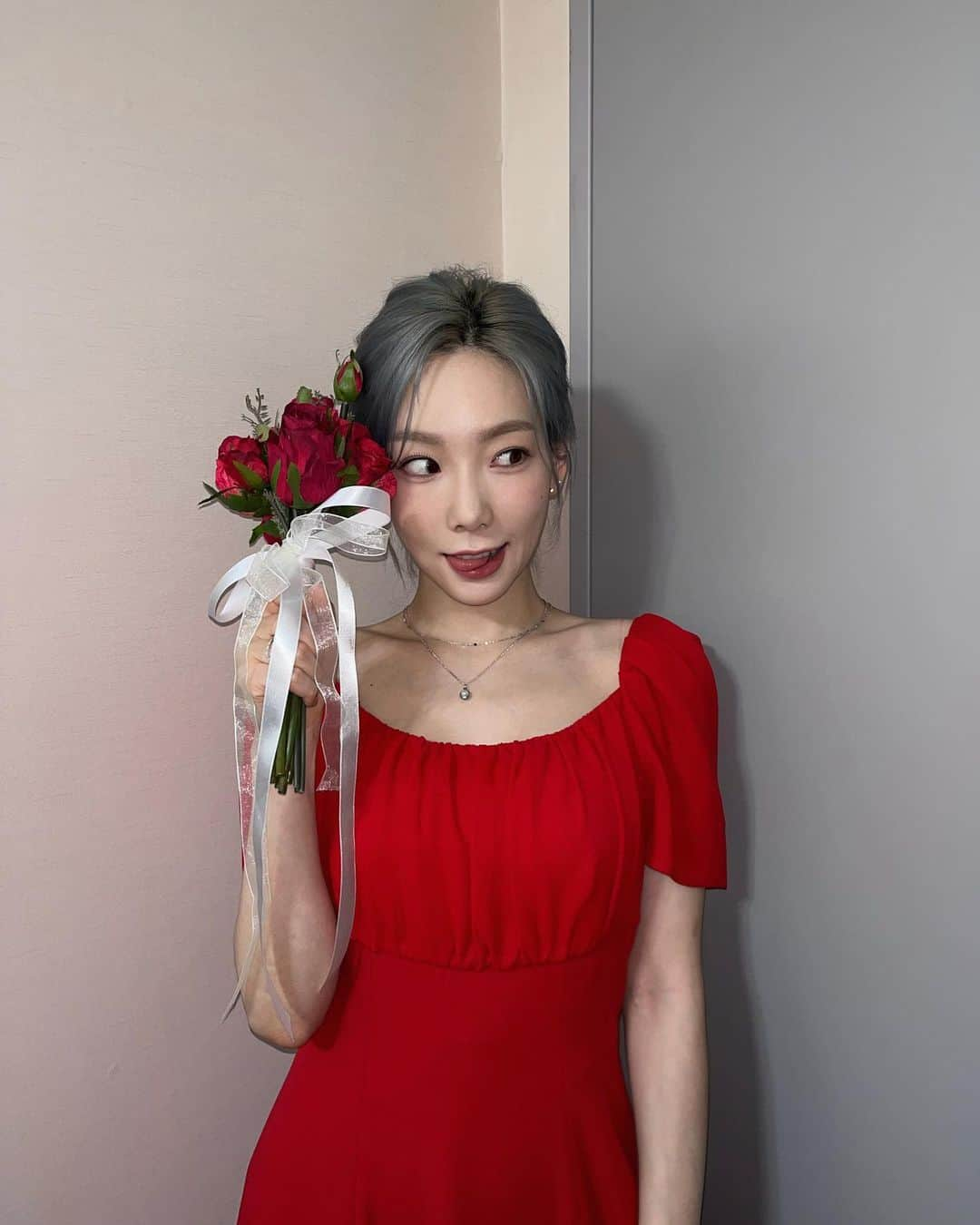 テヨン さんのインスタグラム写真 - (テヨン Instagram)「결혼식날 비가 오다니🌹 #놀라운토요일」1月8日 15時58分 - taeyeon_ss