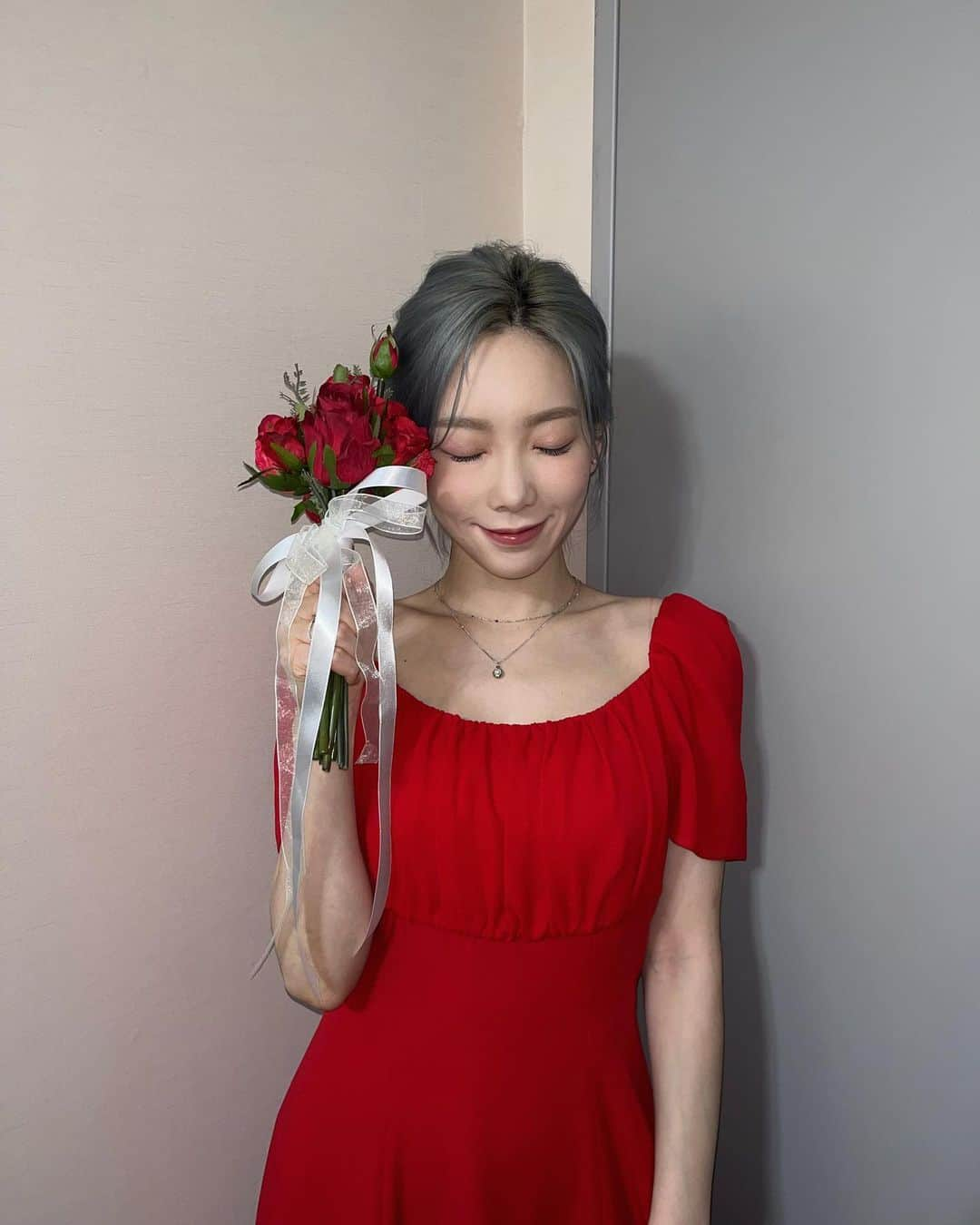 テヨン さんのインスタグラム写真 - (テヨン Instagram)「결혼식날 비가 오다니🌹 #놀라운토요일」1月8日 15時58分 - taeyeon_ss