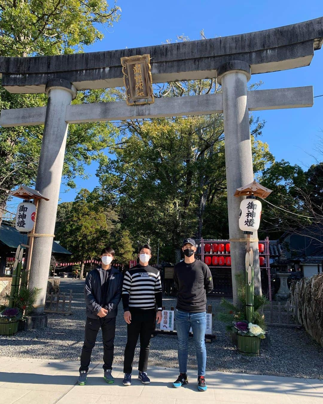 十亀剣さんのインスタグラム写真 - (十亀剣Instagram)「今日はお休みだったので田辺市の闘鶏神社に今季の必勝祈願の為、参拝に行ってきました！⛩  源平合戦の際、熊野水軍が紅白に分けた7羽の鶏を戦わせ、源氏側7羽全てが勝った事により源氏に味方し勝利した故事から闘鶏神社と呼称された地という事でこれは肖ろう！！という事できました！！  武蔵坊弁慶の所縁の地でもあるそうです！ という事で今までやった事の無かった御朱印帳を買い、御守り代わりにしようと今年1年遠征先にもずっと持っていと思います！  御朱印初めてもらいましたがカッコいいです😁  #田辺市 #闘鶏神社 #必勝祈願 #御朱印 #御守り #ゴルフ帰りだったので服は気にしないで…」1月8日 16時06分 - kameken.21