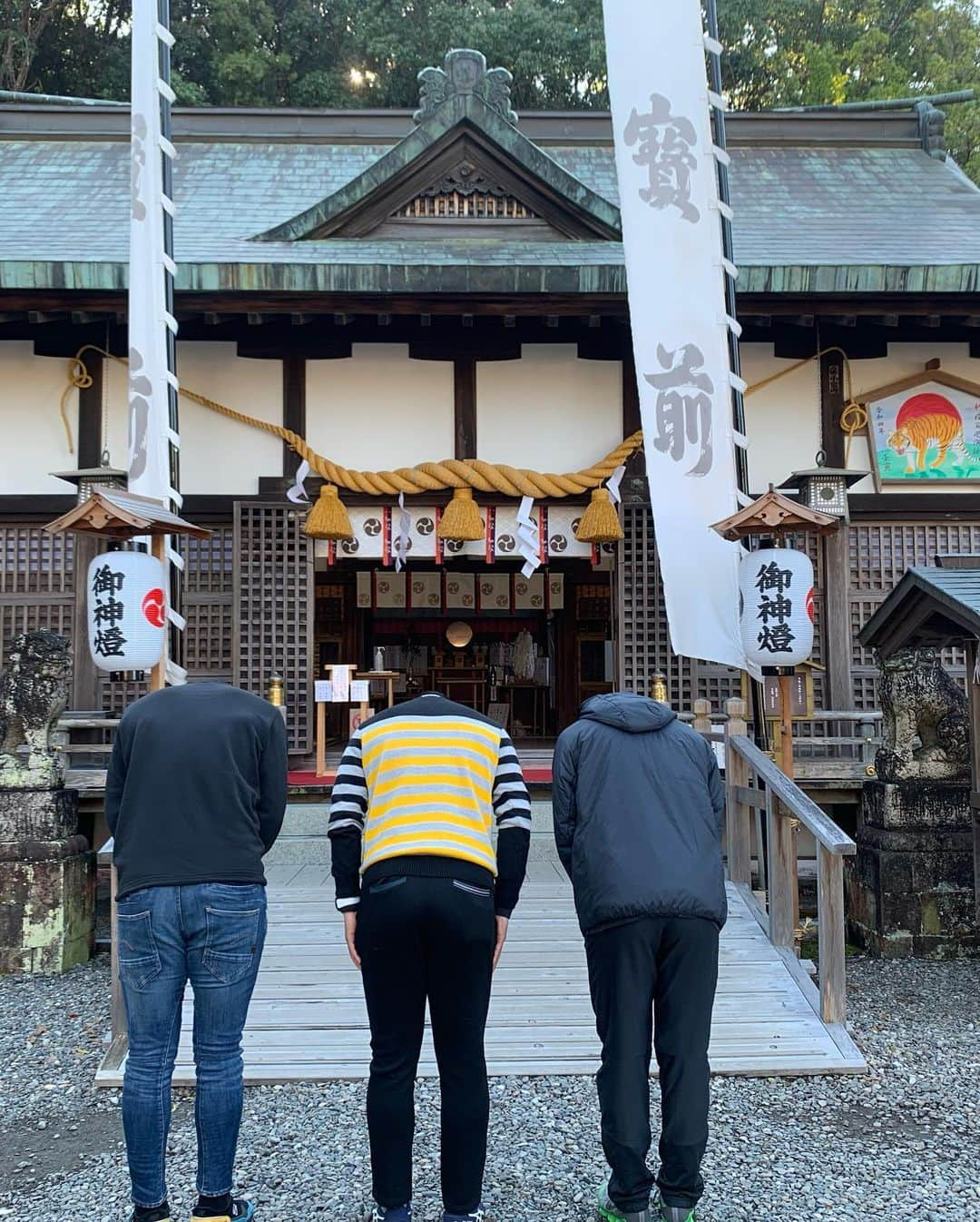 十亀剣さんのインスタグラム写真 - (十亀剣Instagram)「今日はお休みだったので田辺市の闘鶏神社に今季の必勝祈願の為、参拝に行ってきました！⛩  源平合戦の際、熊野水軍が紅白に分けた7羽の鶏を戦わせ、源氏側7羽全てが勝った事により源氏に味方し勝利した故事から闘鶏神社と呼称された地という事でこれは肖ろう！！という事できました！！  武蔵坊弁慶の所縁の地でもあるそうです！ という事で今までやった事の無かった御朱印帳を買い、御守り代わりにしようと今年1年遠征先にもずっと持っていと思います！  御朱印初めてもらいましたがカッコいいです😁  #田辺市 #闘鶏神社 #必勝祈願 #御朱印 #御守り #ゴルフ帰りだったので服は気にしないで…」1月8日 16時06分 - kameken.21