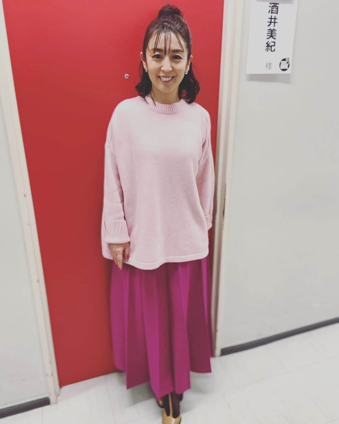 酒井美紀のインスタグラム：「ちょっと時間がたちましたが😅  ダウンタウンDXの衣装✨ スタイリスト　miyoさん ヘアメイク　mayumiさん  いつもありがとう♡  ベビーピンクニット#LEPHIL ピンクスカート#FLOLM」