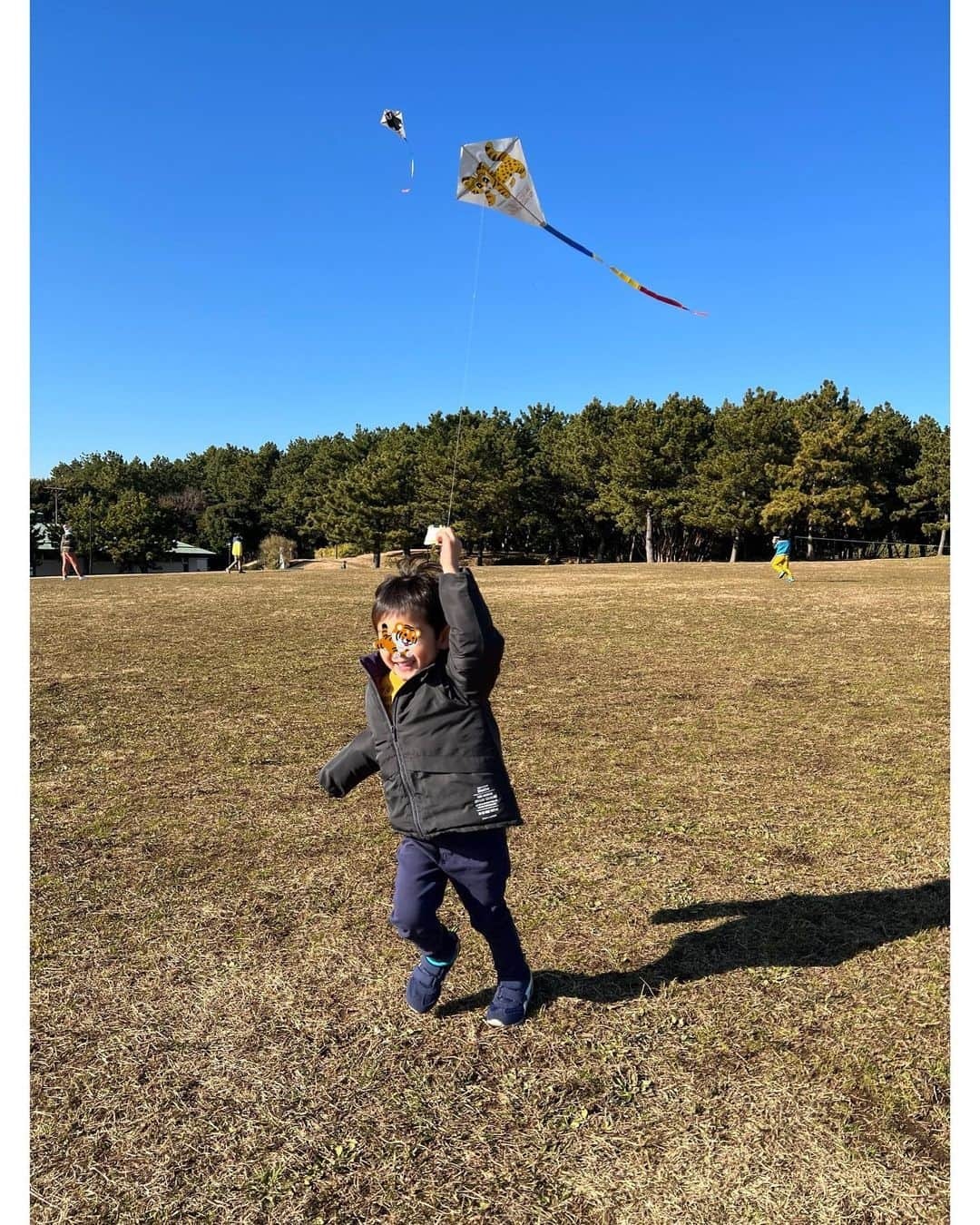 森麻季さんのインスタグラム写真 - (森麻季Instagram)「🪁  3歳７ヶ月くん 難しい言葉があると、それって何？と聞いてくるので噛み砕いて説明するようにはしていますが、こちらも頭をフル回転  このお正月も、色々とはじめてのことを説明したなぁ  最近の息子の疑問 『なんで　なかよしなのに　です、とか、ございます、っていうの？』 丁寧語だと違和感らしいです ほほぅ、これはなかなか説明が難しい　　  仲良しの先輩、主人のお友達、ご近所さん…確かにデス　マスつけるもんなぁ  #凧揚げ #お正月 #🎍#🪁 #3歳 #3歳7ヶ月 #男の子ママ #男の子 #第二子妊娠中 #臨月」1月8日 16時59分 - maki.mori_m