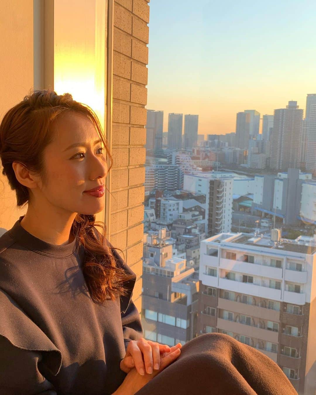 守永真彩のインスタグラム：「. . グリーンチャンネルの夕日がとても綺麗でした。  今週の競馬は3日間開催✨ グリーンチャンネル  日曜レース展望KEIBAコンシェルジュ 19:30〜21:00  二夜連続生放送です😆✨  今年最初のコンシェルジュ。 秘書は7年目に入ります‼️‼️  今年もよろしくお願いします✨  #グリーンチャンネル #シンザン記念」