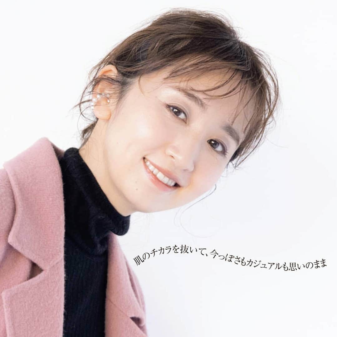 小野恵美のインスタグラム：「LEE2月号 @magazinelee 🕊️  「大人の足し引きメイク」の特集で、 長井かおりさん @kaorimake にメイクしていただきました！💕  有り難いことに1ページに🥺❤️ 宝物になりました✨  私は、悩みであるクマをカバーするためにコンシーラー頼りの重ねるメイクから、うるつやの軽やかなカジュアルメイクへ💄 コンシーラーしてないけどくすんでない！驚き！😳  これから練習して、アイテムも取り入れて、メイク上手になりたいな🥰 　 　 長井さんは、お会いした瞬間から周りがパッと明るくなる笑顔で、お話も楽しくて、見た目だけじゃなく、心も華やかに彩ってくださる感覚✨🥰 憧れていた方にメイクしてもらえて、幸せな時間でした💕  目からウロコのテクがたくさん！ 良かったら読んでみてください😌  #magazinelee #lee2月号 #LEEキャラクター #メイク #長井かおり さん #読者モデル #30代ファッション #30代ママ #カジュアルメイク #ヘアメイク #フリーアナウンサー」