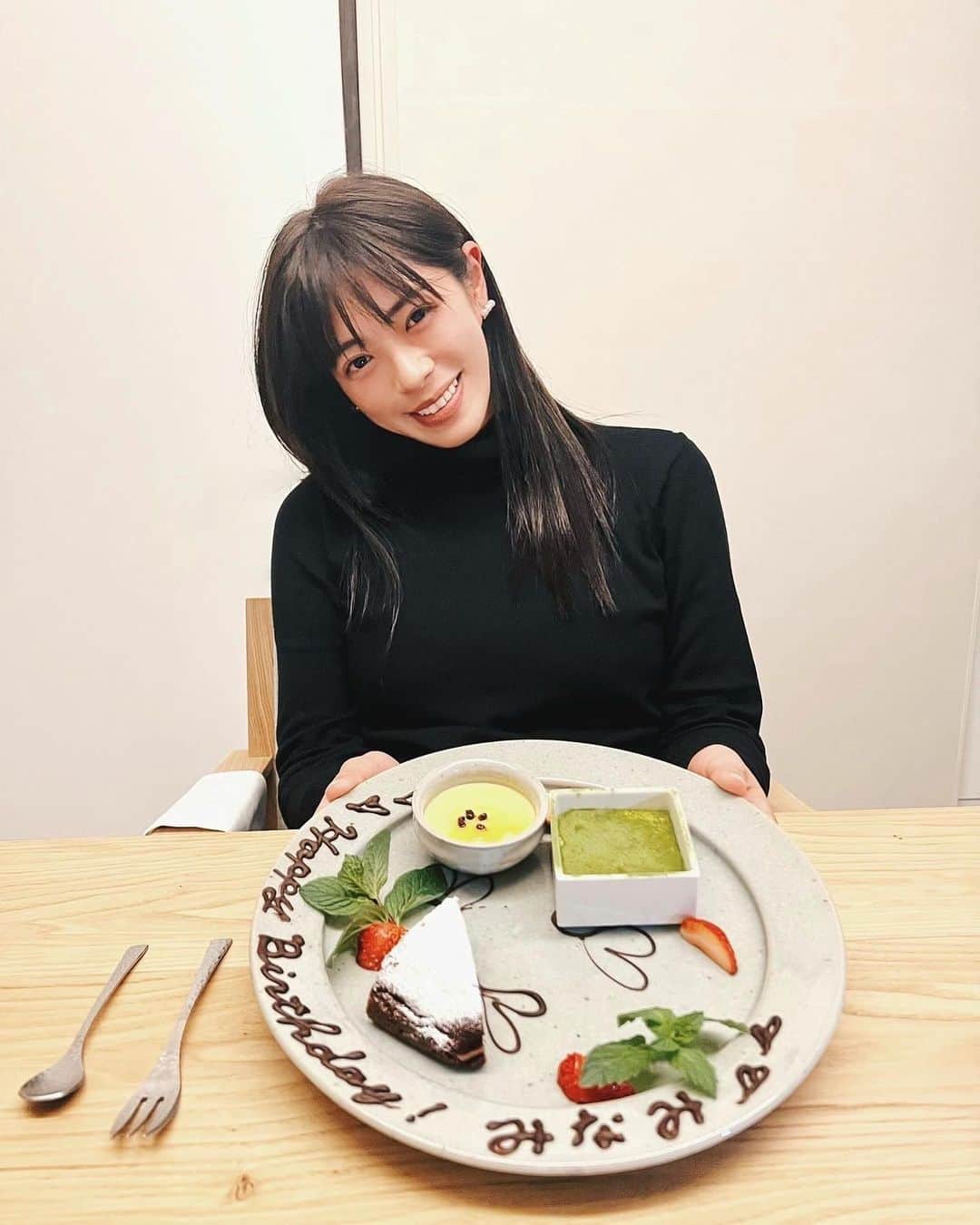 わちみなみのインスタグラム：「1月7日が 誕生日でした☺︎  毎年この時期は病気しがちなのですが 今年はありがたいことに健康に過ごすことができました😊  年明けも家族全員で過ごせたし、 とてもうれしい2022年のはじまりです。  みなさんもお正月明け、 お身体に気をつけて お過ごしくださいませ☃️  メッセージ、コメントくださった方々、ありがとうございます☺︎  #お誕生日」