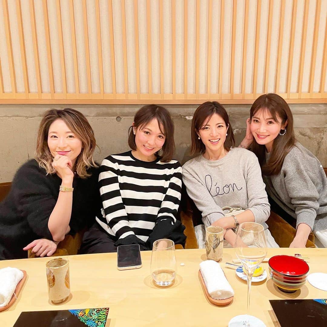 吉田美紀さんのインスタグラム写真 - (吉田美紀Instagram)「・ ・ みんな♡今年もよろしくね🐯 2022年の新年会🥂 今年もお寿司からRMMK会スタートしました♫ ・ この時間があるから “頑張ろ！！”ってポジティブになれる！ ・ みんなで今年の抱負も語りました✨ みんなの目標、叶いますように… 叶えよっ！！ ・ #friends #sushi #新年会 #恒例会 #お友達 #いつメン #現状維持」1月8日 17時52分 - miki__yoshida