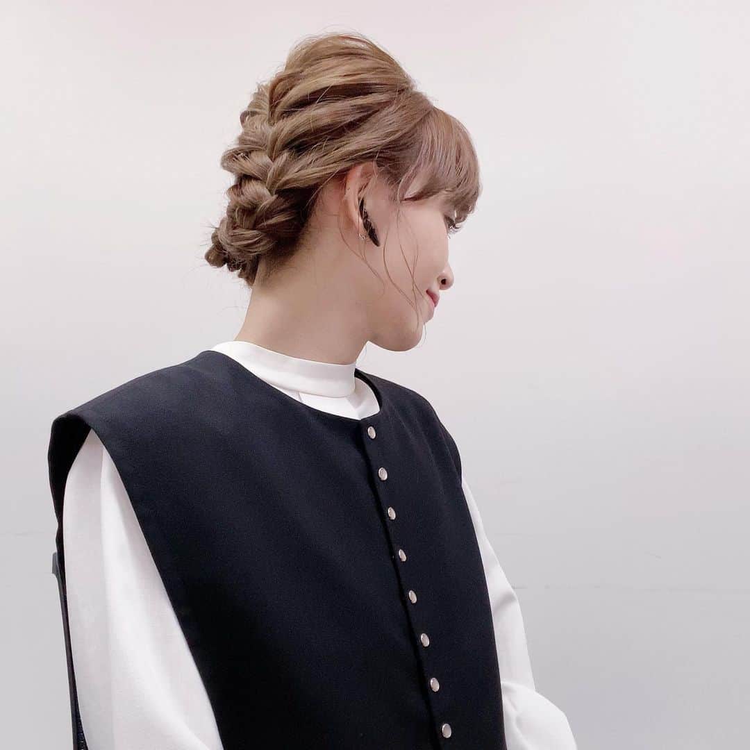 岡部玲子のインスタグラム：「本日の衣装とヘアアレンジ✨  さらりとした素材のシャツにベスト付きのワンピース…好きだなぁ🥺✨ しかもこのヘアアレンジが… 360°素敵🥺✨  今日も私を作り上げてくださった皆様に 感謝です🙏✨  今日の🏇は #大きくプラスにするも最終的には結構マイナス😂  でした😂  中京10レースの寿ステークスで 6240円の馬連をゲットするも 「枠連の方がよかったじゃん😭」 なんて贅沢を言っていたら…  最終までに結構なマイナスですよ😱  明日明後日も🏇があります‼️  頑張るのです💪  私はまた明後日 1/10(月)の午後を担当する予定です🎤 無料放送dayですよーっ👍 是非グリーンチャンネルで 🏇をお楽しみください😉✨  皆様も 健康でニコニコな三連休を お過ごしくださいね😉  #岡部玲子 #タレント　#レポーター　#競馬キャスター　#グリーンチャンネル　#生放送　#競馬中継　#衣装　#ヘアアレンジ　#感謝　#三連休　#3日間開催 #健康第一　#楽しみましょう　#tvshow #hairarrange #keiba #dress」