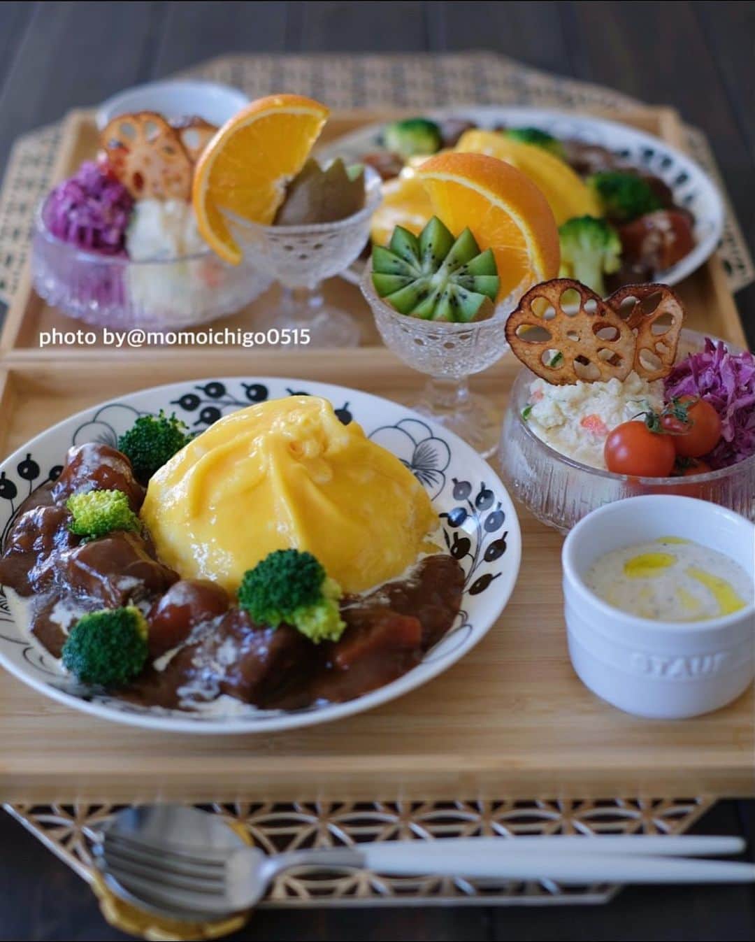 YASUKO TAKESUEのインスタグラム：「. こんばんは☺️💕. 今日の晩ごはん…. . . ⭐️ビーフシチュードレスドオムライス ⭐️マッシュルームのポタージュ ⭐️ポテサラ ⭐️紫キャベツとツナのサラダ ⭐️フルーツ . . .  #晩ごはん#晩御飯#晩ご飯#夜ごはん#よるごはん#夕食#おうちご飯#うちご飯#おうちご飯lover#おうちご飯記録#食卓#手料理#手作りご飯#料理写真#器好き#器集め#献立#家庭料理#food#foodpic#foodstagram#foodphotography#followme#instagood」