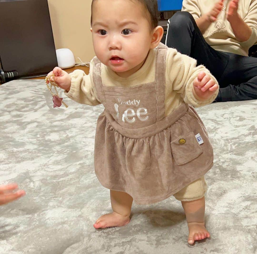 のインスタグラム：「. . . いちかが立った😳👏❗️ （クララ風）. . . 何の前触れもないもんなのよね😂 ハイハイ上手くできなかったけど 帰阪していろんなところ動き回ってたら ハイハイも上達してた😳✨ そのうち歩くんかー😂 もう少しゆっくりでもいいよ いちかはん😚笑. . . .」