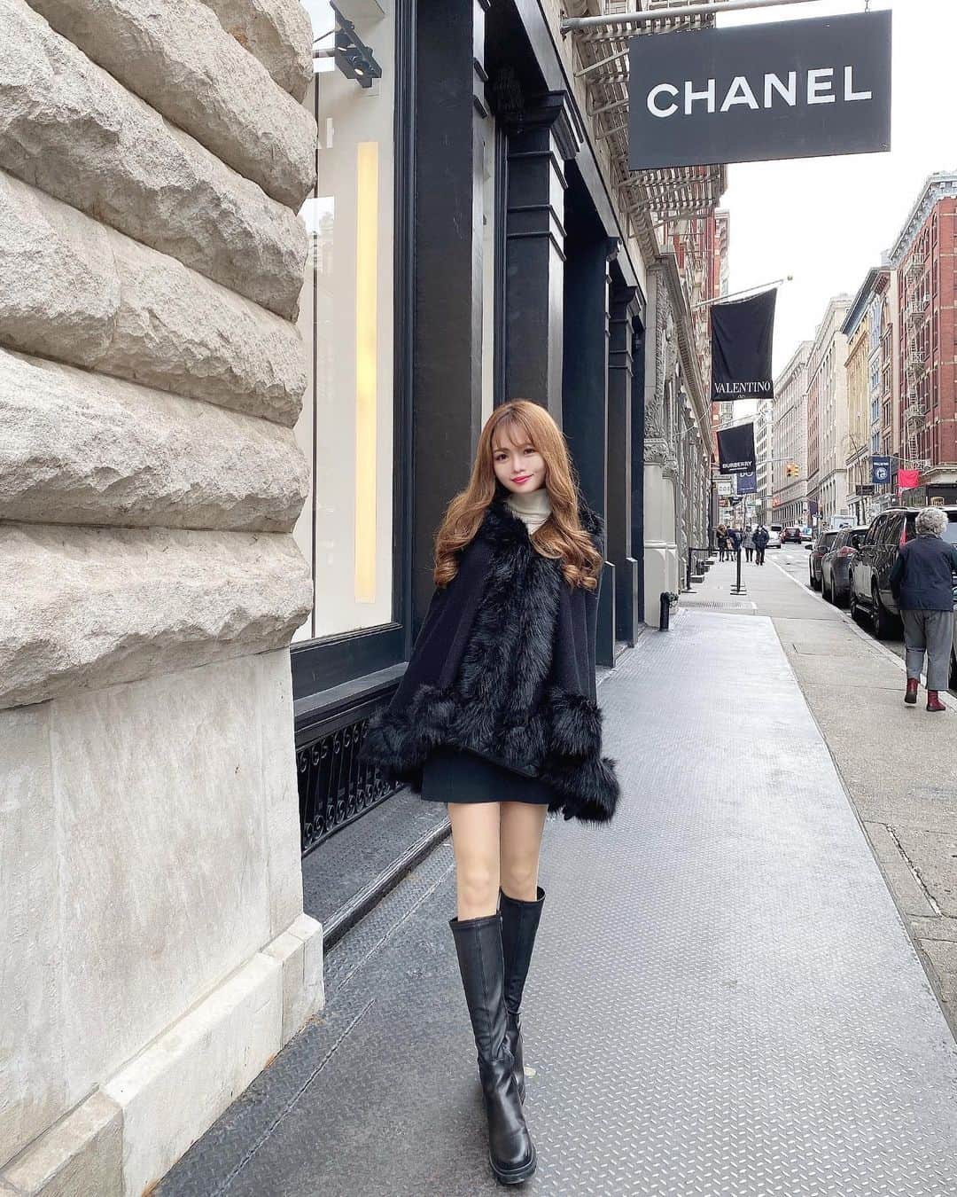 のインスタグラム：「ブラックポンチョコーデ❤︎ 　 ニューヨークのSOHOへ🗽 SOHOは高層ビル群からは少し外れたニューヨークにあるものの、ハイブランドからお洒落なセレクトや、アートやギャラリーのお店も並ぶとてもオシャレな人気スポット💓 　  街並みもオシャレで美しくて、 歩いているだけで楽しかったです🥰💓 　 そんなこの日はオールブラック👗💋 　 　 I went to SOHO. Soho is a lovely area with some nice shops and beautiful buildings. I fell in love with the streets of Soho. I could not believe the amount of shops that were in this one area of the city!    #ポンチョ#アウター#アウターコーデ#コート#ファーコート#オールブラック#ブラックコーデ#CHANEL#シャネル#シャネルバッグ#sohonyc#sohonewyork#nycgraffiti#nycmodel#nycblogger」