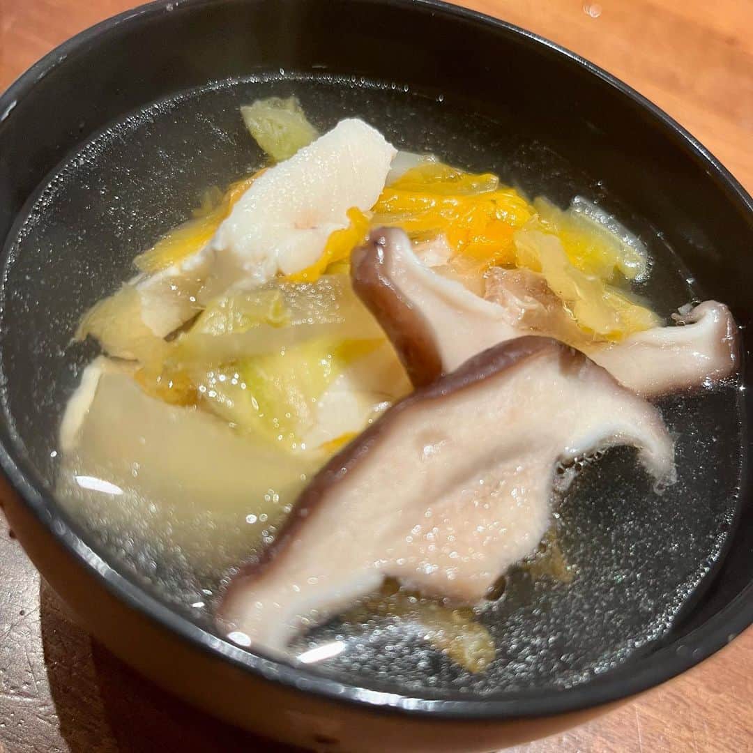 工藤静香さんのインスタグラム写真 - (工藤静香Instagram)「シンプルヘルシー日本食  ひじきの煮物　鶏肉をたっぷり入れてメインにしました。  じゃがいもとネギと椎茸は白だしで！  スープは鯛の脂がサッパリ美味しく、オレンジ白菜がたっぷり👌  そして玄米と黒米の鶏めし👍 ゴボウと舞茸、鶏肉  笑笑　お箸トントンは勿論 @cocomi_553_official」1月8日 18時43分 - kudo_shizuka