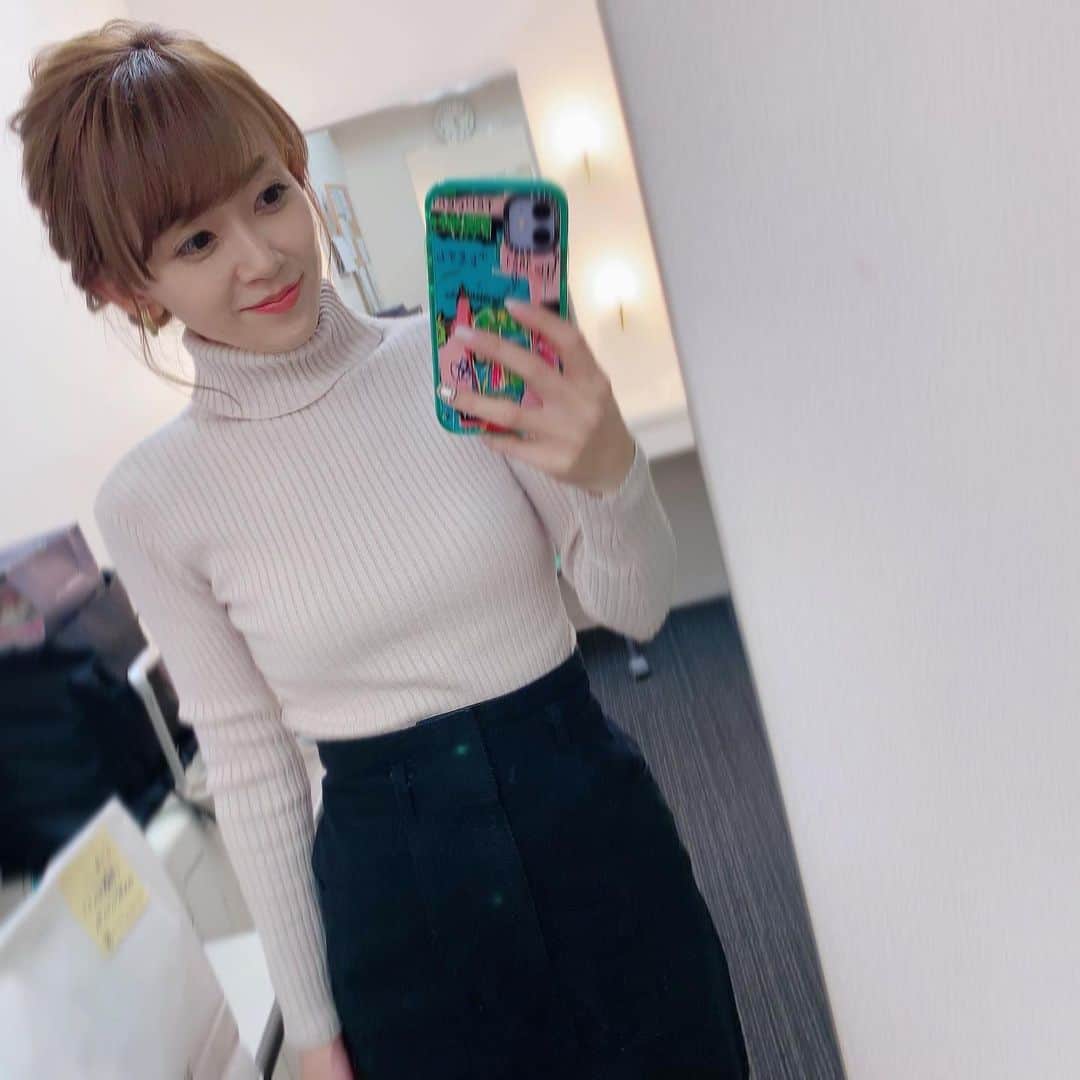 岡部玲子のインスタグラム：「本日の私服😁  新しいブルーのコートが着たくて 中はシンプルでした☺️  最近オーバーサイズぎみな 私服ばっかりだったので こんなタイトなラインは久しぶり😁  #岡部玲子 #タレント　#レポーター　#競馬キャスター　#生放送終わり #私服　#リブニット  #ブルーコート」