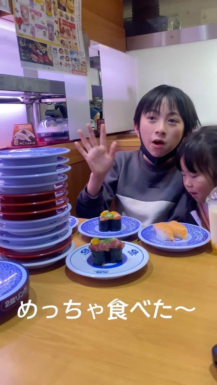 太陽チャンネルのインスタグラム：「くら寿司とBT21がコラボだと～！？行くしかないでしょう！！ということで早速行ってきました💨💕店内もメニューも可愛かった～♡♡♡そして食べまくって過去最高額🤣くら寿司さん本当にファミリーの味方だわ♡最高のコラボキャンペーンありがとうございまーす！！！♡ #くら寿司 #BT21 #爆食い #reels」