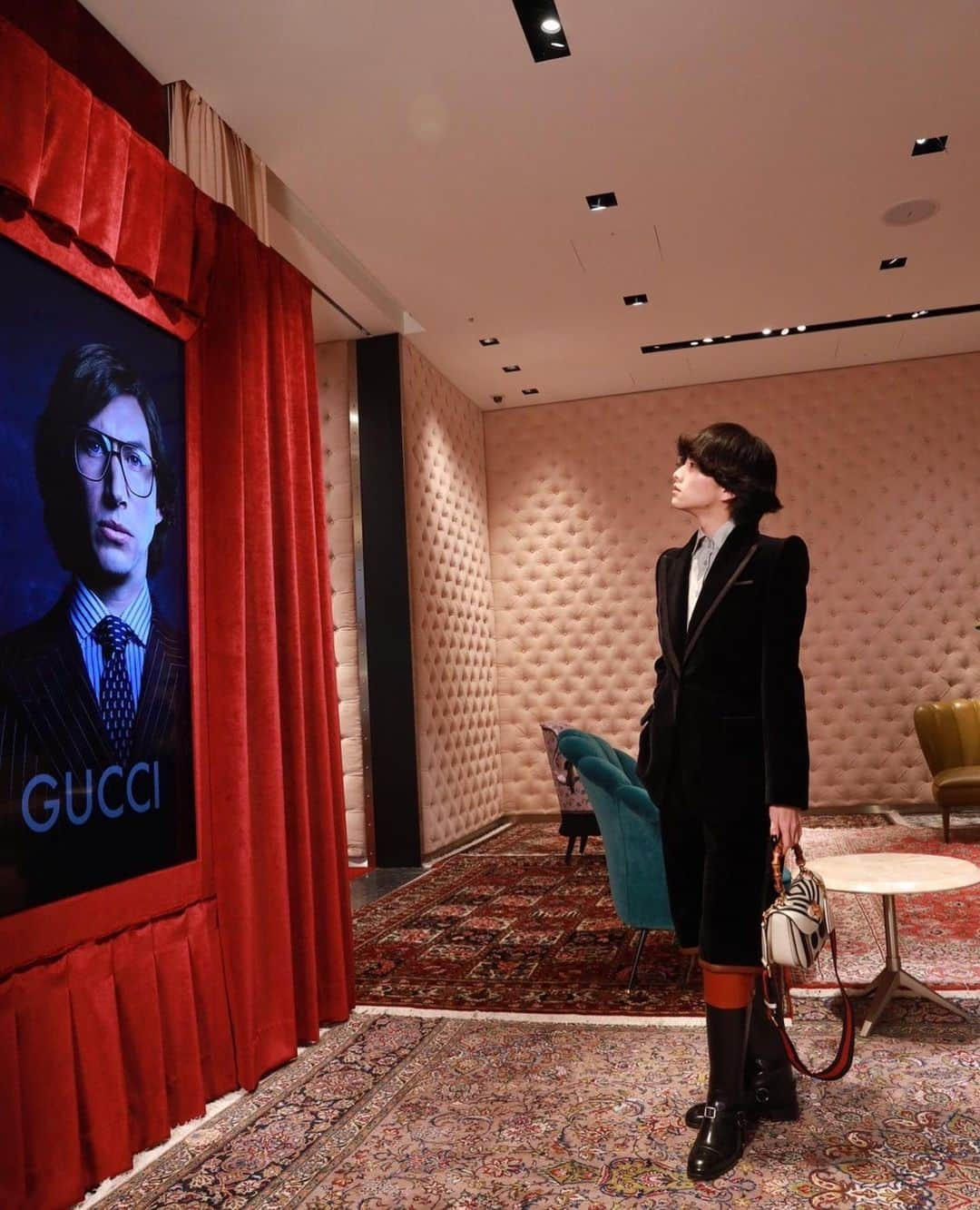 板垣李光人さんのインスタグラム写真 - (板垣李光人Instagram)「#gucciginza にて開催中のGUCCI ARCHIVE COLLECTIONにお邪魔してきました。 「HOUSE OF GUCCI」にて実際に使用されたバッグが、板垣夢の地であるgucci gardenからはるばる日本にやってきたそうです。 また、マザーモンスターことレディーガガ氏が劇中で着用していたドレスも粛々と鎮座しておりました。  素敵な動画も撮って頂いちゃって。  3枚目はアダムドライバー氏と見つめ合う俺。  @gucci  @alessandro_michele」1月8日 19時07分 - itagakirihito_official