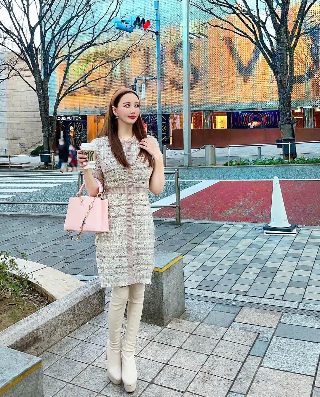 蘭子のインスタグラム：「今日の消えそうな色コーデ🎀 たまたまヴィトン前でカプシーヌ持ってた✌️ チェーンがやっぱりかわいいー💕 . onepiece @emiriawiz_official  bag @louisvuitton  shoes @esperanza_official  . ロングブーツのコーデ見たいって DMいただいてましたが、 この日はエミリアウィズのツイードワンピに合わせました❣️❣️ . だいたいミニ丈のものに合わせますが これぐらいの丈だと大人っぽくなるかも❤️ . . . . . . . #louisvuitton#louisvuittonbag#emiriawiz#エミリアウィズ#デートコーデ #ワンピースコーデ #プチプラコーデ#プチプラ高見えコーデ#プチプラミックス#プチプラファッション #プチプラ部  #女子会コーデ#おしゃれさんと繋がりたい#おしゃれな人と繋がりたい#写真好きな人と繋がりたい#写真撮ってる人と繋がりたい#写真を撮るのが好きな人と繋がりたい#ポトレ#ポートレート女子 #フォトジェニックスポット #カメラ部 #消えそうな色コーデ#ベージュコーデ #今日のコーデ#きょコ」