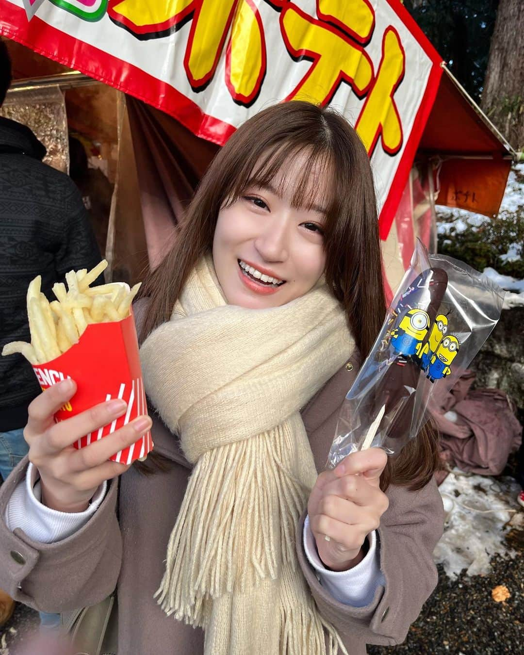 上西怜さんのインスタグラム写真 - (上西怜Instagram)「⠀ ⠀ 買ってきたよ〜🍟 一緒に食べよ？☺️🤍 ⠀ ⠀ ⠀ #初詣 #屋台 #フライドポテト #ポテト  #チョコバナナ #バナナ #チョコレート  #半分こ 🌼」1月8日 21時18分 - jonishi_rei