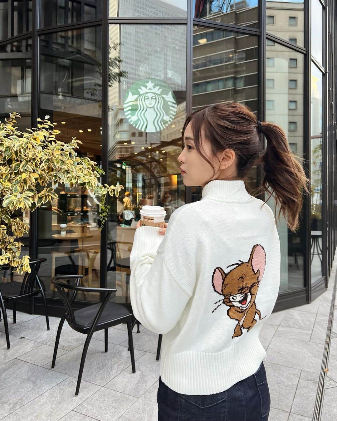 のインスタグラム：「ハマり中のウーロンティーラテ。 このセーター可愛すぎっ🐱🐭♥️」