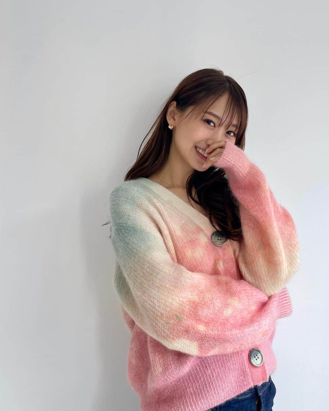 芹澤優のインスタグラム：「・  カラフルニット #anlem  メイクさんに可愛いって褒められちゃった♡ この絶妙な長さの萌え袖が良き！  #可愛いニット着てると #可愛い顔したくなる #可愛い顔してると #可愛い子になる #🌸」