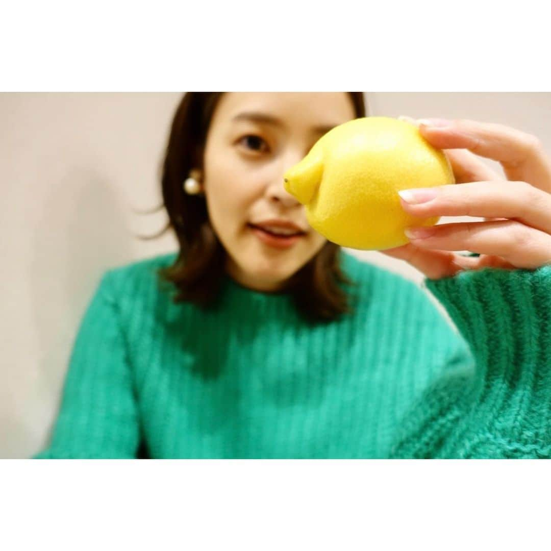 佐野伶莉のインスタグラム：「_ 広島県生口島からレモンが届きました🍋🍋 フレッシュですっぱーーーーーいレモン！！ でもどこかちょっと甘みも感じるレモン！！  静岡出身で同じ大学だったひとつ下の後輩が 広島でレモン農家に転身したのです！！  沢山頼んだのでそのまま料理で使うだけじゃなくレモネードでも楽しもうと思い、5つほど使いレモンシロップを作ってみました🍋🍋 (1日置けば完成するようですが…砂糖溶けるかな…) #レモン🍋」