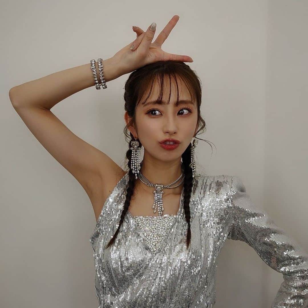 前田ゆうのインスタグラム：「やっほい＼(^o^)／ LIVEたのしすぎたぁあ❤️ 昼の部、夜の部どっちも最高やったね😍✨✨✨ しあわせ☺️ありがとうございました！！！😋  そして！！ 新曲💃DRESS💃✨の初披露しましたー🙋‍♀️❄️衣装もおひろめ👼🏻 全身ミラーボールみたいでしょ😉 明日からリリースイベントはじまります❤️まってるね😁」