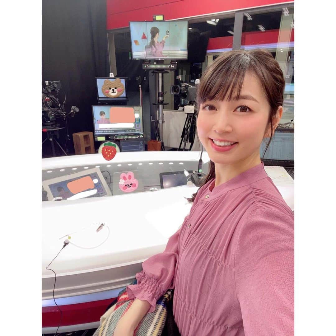 寺田ちひろのインスタグラム：「こんばんは💕 ⁡ 今日は土曜日ですが、 イレギュラーで『日テレNEWS24』でした☺️ (普段は月火担当です✨) ⁡ 24時間オンエアのニュース番組です！ 今日のニュースをチェックしたいという方は、 ぜひごらんください😌🌙 ⁡ ⁡ さてさて、 ⁡ こちらはスタジオの写真ですが、、、 ⁡ この写真の中に、 私は何人写っているでしょうか😁✨ ⁡  (※答えはハッシュタグの中に書きました〜🥰) ⁡ ⁡ #日テレnews24 #n24 #日本テレビ #日テレ #クイズの答えは #4人 #でした #簡単すぎましたね🤣 #気象予報士 #防災士 #フリーアナウンサー #セントフォース」