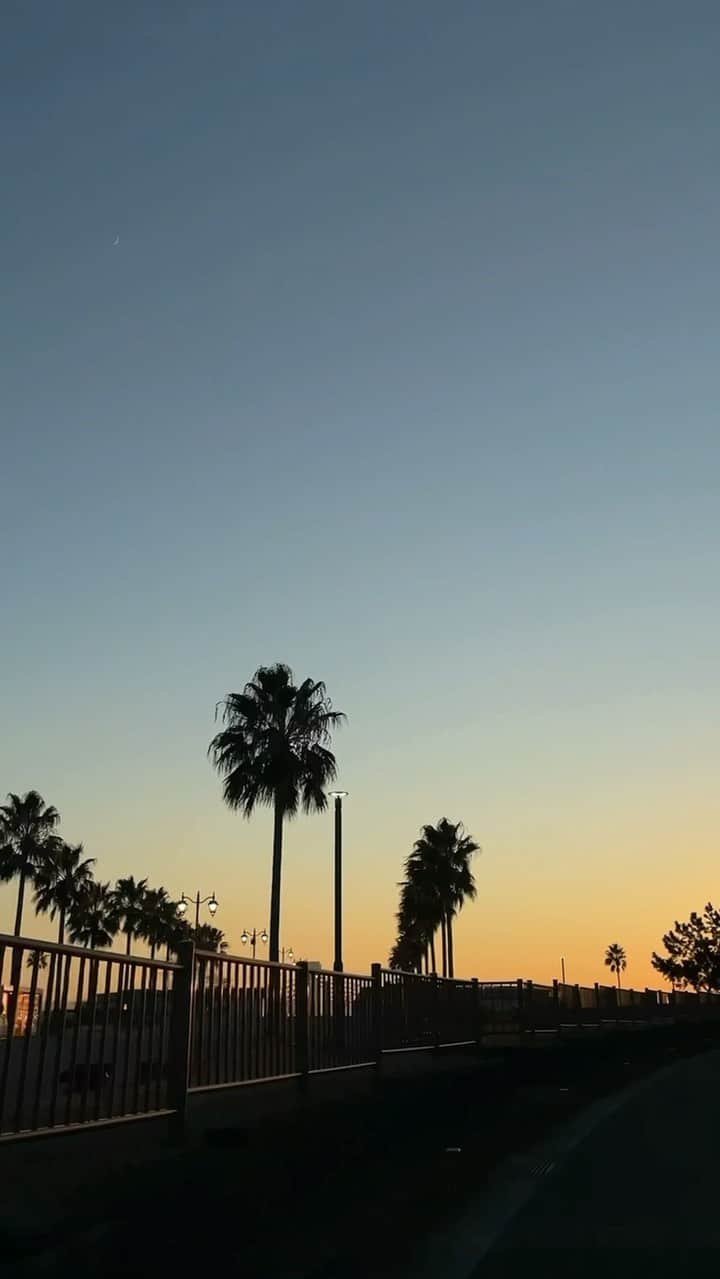 松本優のインスタグラム：「. . 夕日を見て音楽聞くと心が落ち着いて幸せ♡ . パパありがとう👨🏽✨ . . #sunset#二色浜パークタウン#夕日#サンセット#大阪」