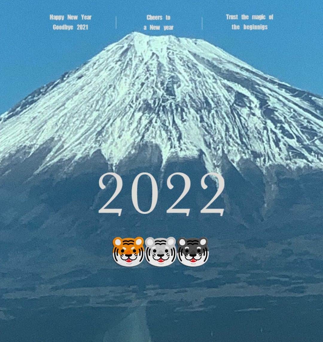 橋本志穂さんのインスタグラム写真 - (橋本志穂Instagram)「夫が新幹線から撮影した富士山  毎週通ってるからか、 「撮り方が上手くなった」と自画自賛してLINEで送ってきた。 ほんと、上手くなってる笑笑  とりあえず、虎🐯でデコって返した」1月8日 23時20分 - shihohashimoto3