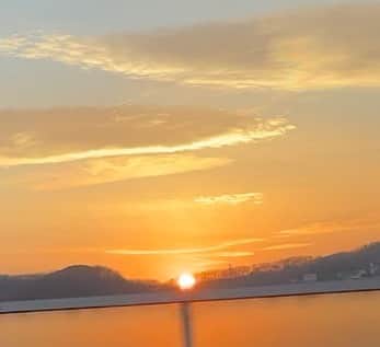 橋本志穂さんのインスタグラム写真 - (橋本志穂Instagram)「最近みた、綺麗な景色  年末、新幹線の車窓から沈む夕陽を眺めた。  ゴルフ場でたら 鳥籠のような練習場の上に 三日月が高く見えた  そして、山の家のリビングから見える景色  軽井沢駅の灯りと夕焼けのコラボ  ほんの一瞬、 その時間に見ることが出来る景色に心うたれる。。」1月8日 23時38分 - shihohashimoto3