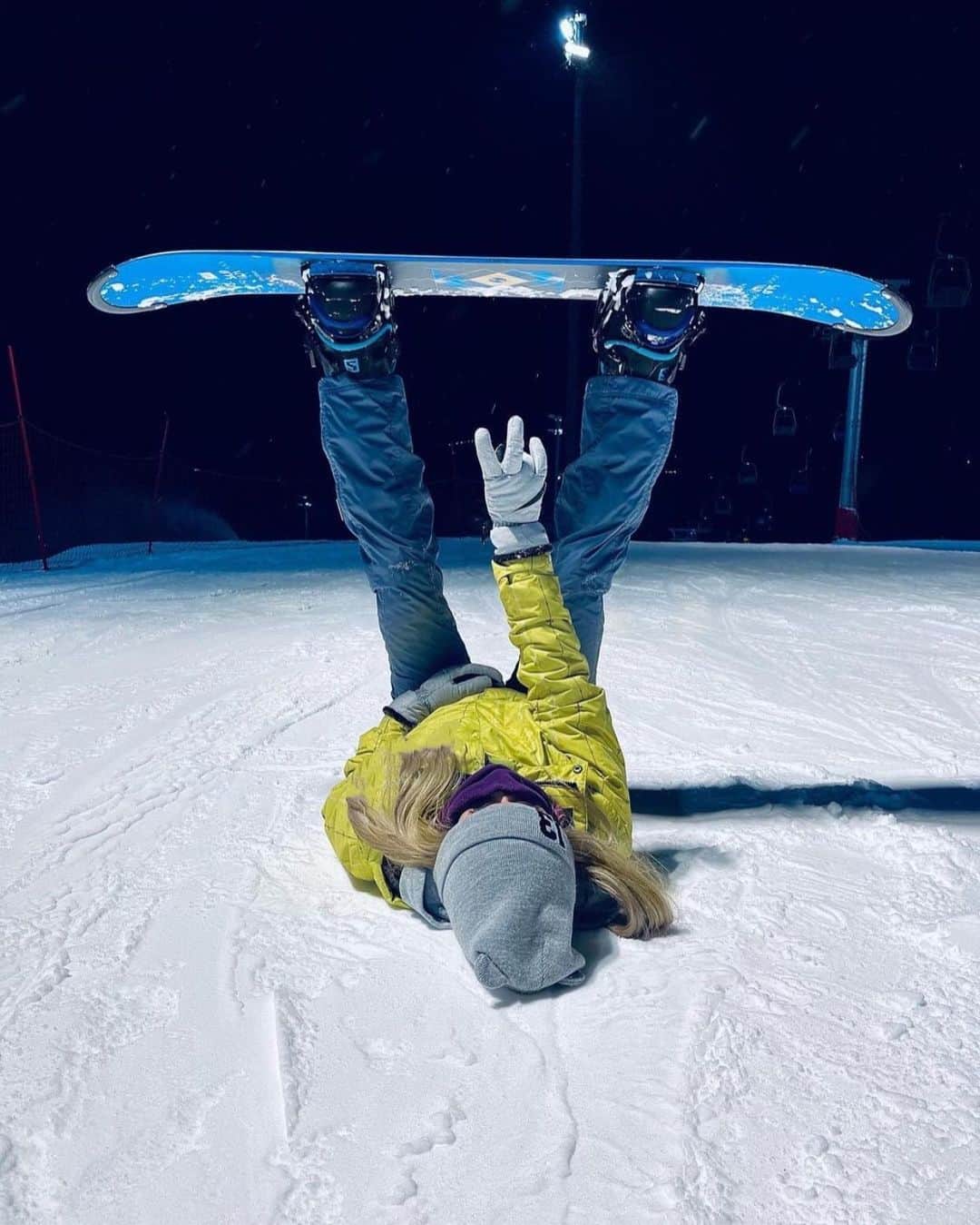 アンナ・ヤノフスカヤのインスタグラム：「Открыли сезон #2022 ...🏂✌🏻 • • • #winter #snowboarding #holidays」