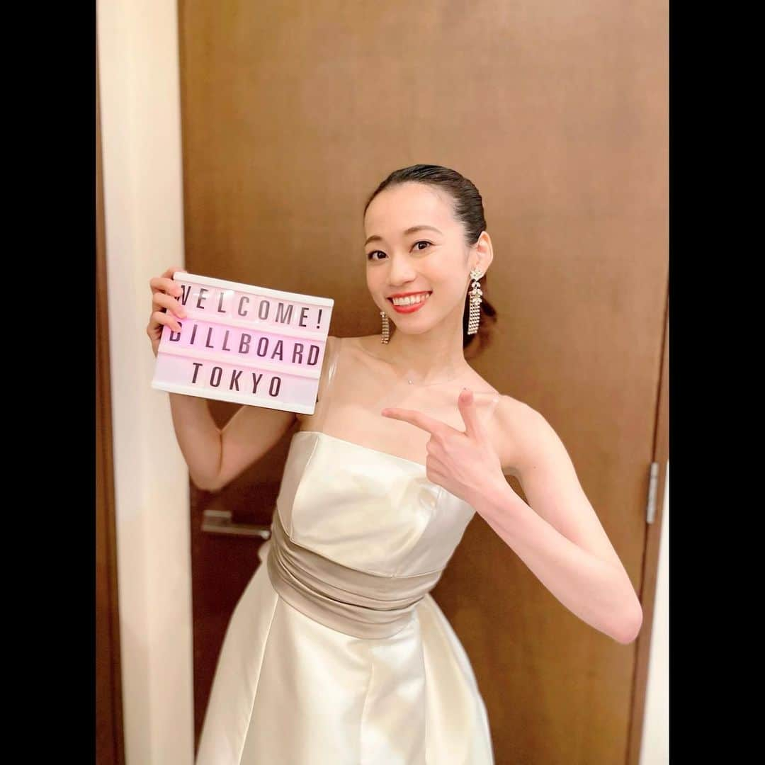 真彩希帆さんのインスタグラム写真 - (真彩希帆Instagram)「みなさまこんばんは☺️  昨日、年を跨いでの公演となりました 真彩希帆ジャズライブ「Night &Day」全9公演を無事に終了することができました😌🙏❤️  コットンクラブさん、ビルボードライブ大阪さん、ビルボードライブ東京さん🌙☀️  素晴らしい場所で最高のメンバーとお客様と大切な時間を過ごすことができて 本当に幸せでした。  今回バンドの皆様とはじめましてでしたが、なんとプロフェッショナルで優しい方たちばかりなのか.... とっても勉強になり、またご一緒したいと強く思いました🌈✨ 大好きだ〜〜😭🧡  スキャットにもチャレンジし、その場で音が生まれる経験。 なかなか出来ない機会です。 身体から生まれる声色と、音に身を委ねて あぁ、わたしやっぱり音楽が好きだなぁと思いました😌🙏🧡  皆様本当にありがとうございました。  Special thanks🌈  ピアノ #桑原あい さん ヴァイオリン #吉田篤貴 さん チェロ #伊藤ハルトシ さん 、#島津由美 さん  #❤️ #やさしさに包まれたなら #真彩希帆」1月8日 23時41分 - maayakiho