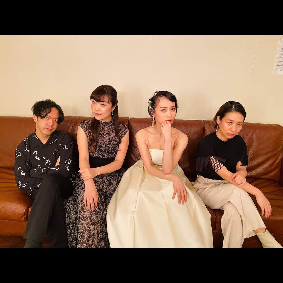 真彩希帆さんのインスタグラム写真 - (真彩希帆Instagram)「みなさまこんばんは☺️  昨日、年を跨いでの公演となりました 真彩希帆ジャズライブ「Night &Day」全9公演を無事に終了することができました😌🙏❤️  コットンクラブさん、ビルボードライブ大阪さん、ビルボードライブ東京さん🌙☀️  素晴らしい場所で最高のメンバーとお客様と大切な時間を過ごすことができて 本当に幸せでした。  今回バンドの皆様とはじめましてでしたが、なんとプロフェッショナルで優しい方たちばかりなのか.... とっても勉強になり、またご一緒したいと強く思いました🌈✨ 大好きだ〜〜😭🧡  スキャットにもチャレンジし、その場で音が生まれる経験。 なかなか出来ない機会です。 身体から生まれる声色と、音に身を委ねて あぁ、わたしやっぱり音楽が好きだなぁと思いました😌🙏🧡  皆様本当にありがとうございました。  Special thanks🌈  ピアノ #桑原あい さん ヴァイオリン #吉田篤貴 さん チェロ #伊藤ハルトシ さん 、#島津由美 さん  #❤️ #やさしさに包まれたなら #真彩希帆」1月8日 23時41分 - maayakiho