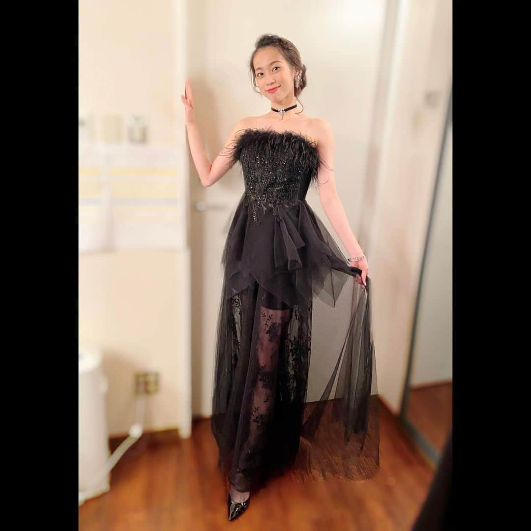 真彩希帆さんのインスタグラム写真 - (真彩希帆Instagram)「みなさまこんばんは☺️  昨日、年を跨いでの公演となりました 真彩希帆ジャズライブ「Night &Day」全9公演を無事に終了することができました😌🙏❤️  コットンクラブさん、ビルボードライブ大阪さん、ビルボードライブ東京さん🌙☀️  素晴らしい場所で最高のメンバーとお客様と大切な時間を過ごすことができて 本当に幸せでした。  今回バンドの皆様とはじめましてでしたが、なんとプロフェッショナルで優しい方たちばかりなのか.... とっても勉強になり、またご一緒したいと強く思いました🌈✨ 大好きだ〜〜😭🧡  スキャットにもチャレンジし、その場で音が生まれる経験。 なかなか出来ない機会です。 身体から生まれる声色と、音に身を委ねて あぁ、わたしやっぱり音楽が好きだなぁと思いました😌🙏🧡  皆様本当にありがとうございました。  Special thanks🌈  ピアノ #桑原あい さん ヴァイオリン #吉田篤貴 さん チェロ #伊藤ハルトシ さん 、#島津由美 さん  #❤️ #やさしさに包まれたなら #真彩希帆」1月8日 23時41分 - maayakiho