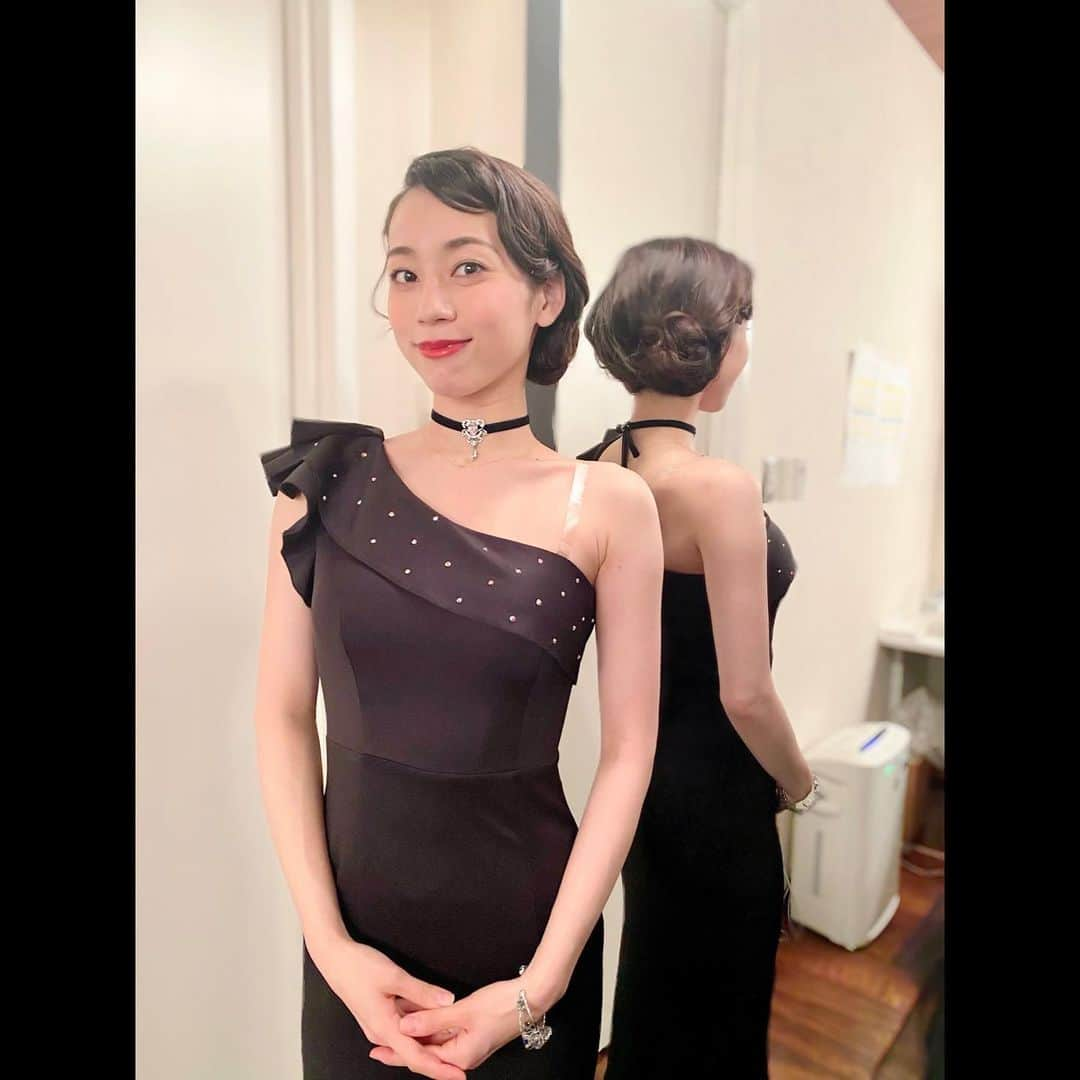 真彩希帆さんのインスタグラム写真 - (真彩希帆Instagram)「みなさまこんばんは☺️  昨日、年を跨いでの公演となりました 真彩希帆ジャズライブ「Night &Day」全9公演を無事に終了することができました😌🙏❤️  コットンクラブさん、ビルボードライブ大阪さん、ビルボードライブ東京さん🌙☀️  素晴らしい場所で最高のメンバーとお客様と大切な時間を過ごすことができて 本当に幸せでした。  今回バンドの皆様とはじめましてでしたが、なんとプロフェッショナルで優しい方たちばかりなのか.... とっても勉強になり、またご一緒したいと強く思いました🌈✨ 大好きだ〜〜😭🧡  スキャットにもチャレンジし、その場で音が生まれる経験。 なかなか出来ない機会です。 身体から生まれる声色と、音に身を委ねて あぁ、わたしやっぱり音楽が好きだなぁと思いました😌🙏🧡  皆様本当にありがとうございました。  Special thanks🌈  ピアノ #桑原あい さん ヴァイオリン #吉田篤貴 さん チェロ #伊藤ハルトシ さん 、#島津由美 さん  #❤️ #やさしさに包まれたなら #真彩希帆」1月8日 23時41分 - maayakiho