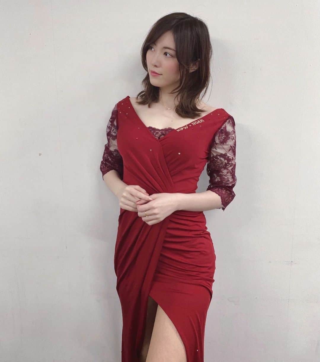 松井珠理奈のインスタグラム：「💋❤️  #赤珠理奈  #ドレス  #赤  #スリット  #レース #dress  #red  #ootd  #photooftheday #👠 #❤️」