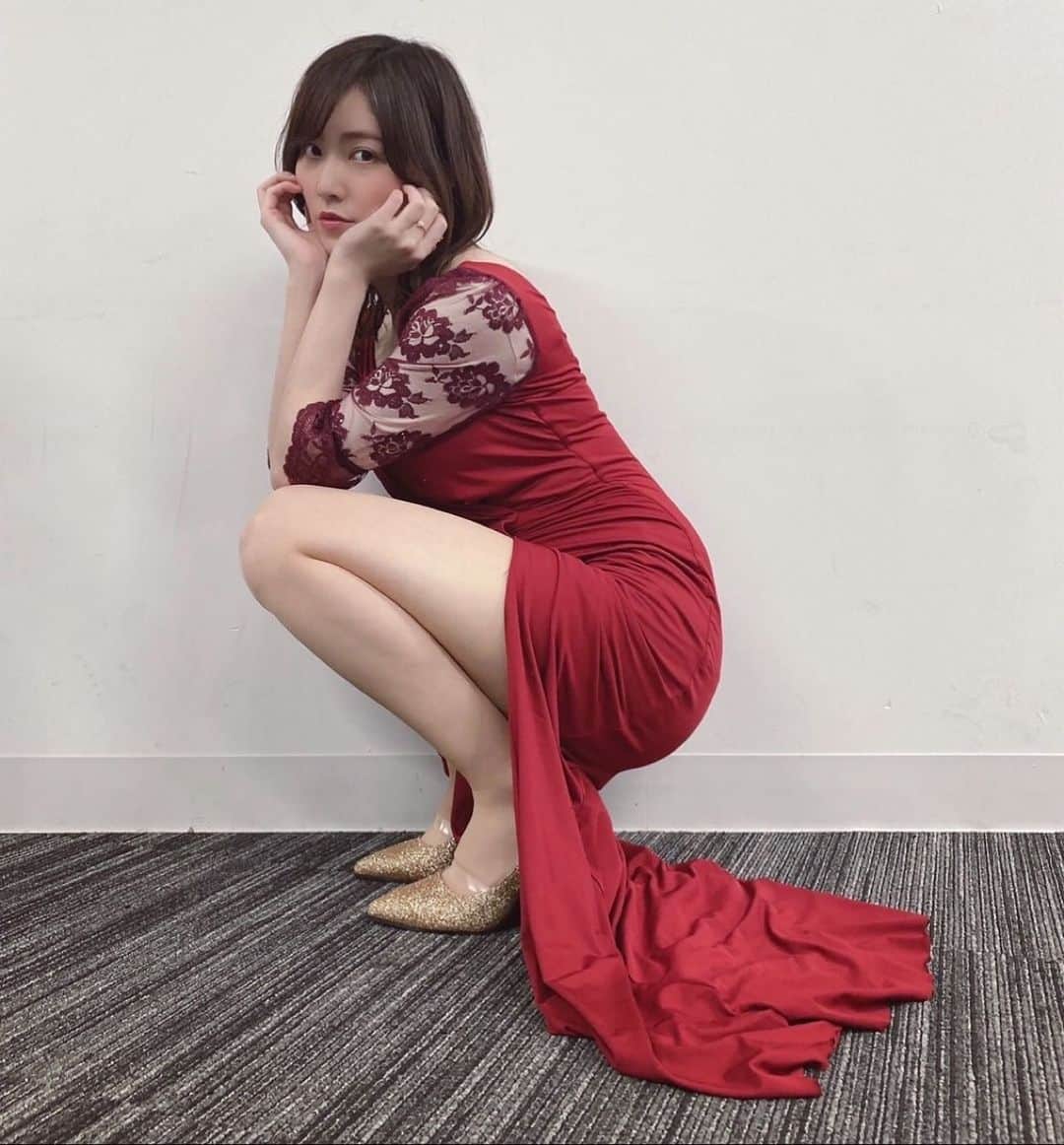 松井珠理奈のインスタグラム：「🐒❤️  #どの写真が好き ？？ #赤珠理奈  #ドレス  #赤  #スリット  #レース #dress  #red  #ootd  #photooftheday #👠  #❤️」