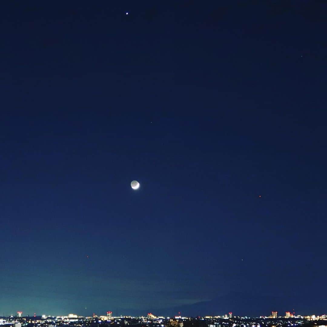堀田ゆい夏のインスタグラム：「お疲れ様です🌙  毎日お風呂あがりにベランダに出て、外を見ながら色々な星に話かけてる🛸✨  ほんとに笑  陽気な雰囲気、伝わってくるよ😂 どこからともなく。  #夜空#月#宇宙#🛸#nightsky#moon#三日月」