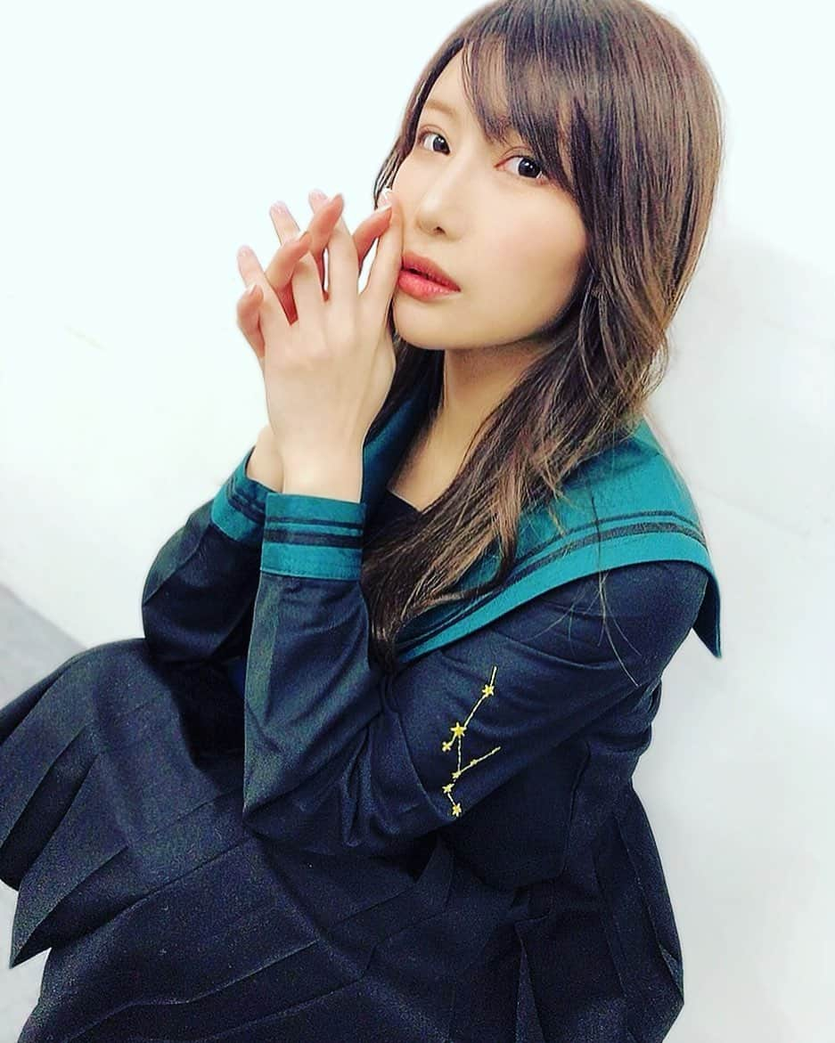 琴井ありささんのインスタグラム写真 - (琴井ありさInstagram)「舞台『星の少年と月の姫』今日は初めての衣装付き通しで、ついに明日が最終稽古です！💫  役の感情、セリフの言い回し、動き、リアクション 全部最初はこれで良いのか？と迷いに迷ってたし、色んな葛藤もありました。 もうむず過ぎて少しでも参考になれば…とディズニーのマレフィセントとか白雪姫とかめちゃくちゃ観ました！  ダメ出しもされたし、 ダンスシーンでは先生やみんなに沢山ご迷惑もお掛けしました、、😭😭👍笑  でも稽古を重ね少しずつ自分の中で"女王"という役が固まってきて、 今では演じててすごく楽しいしこの役が愛しいです☺️👸🏽  もちろんまだまだ不安な点や ミスりやすい所はあるので 明日の最終調整で仕上げていきたいと思います！  これは切実なお願いなんですが、 本番中も確実に成長してると思うので、 できればどこか1日と千秋楽の二公演を見比べてみてほしいです。  私だけじゃなく他の出演者の方もどんどんブラッシュアップされてくと思うし、 ストーリーもほんとに美しくて面白いので 2.3回見ても絶対飽きないと思います✨ （むしろ結末知ったあとにもう一回見た方が楽しめるかも）  もちろん一公演でもすっごく嬉しいんだけど 今回初舞台ってのもあって 相当思い入れがヤバいので、  成長の過程もコトイストのみんなには観てもらいんだよね😌💫✨  チケットのご予約時は「琴井ありさ」を選択してください！ 特典チケットにはチェキ付きます🤎  ※固定ストーリーかTwitterから購入画面に飛べます  .  撮影会はハードルが高いという方も舞台は来てくれる、、よね？？笑  明日の最初稽古に備えて 今日は台本読み込んで早く寝ます🪐  皆様おやすみなさい💤  #琴井ありさ #セーラー服 #舞台 #制服女子」1月9日 0時28分 - arisa_kotoi